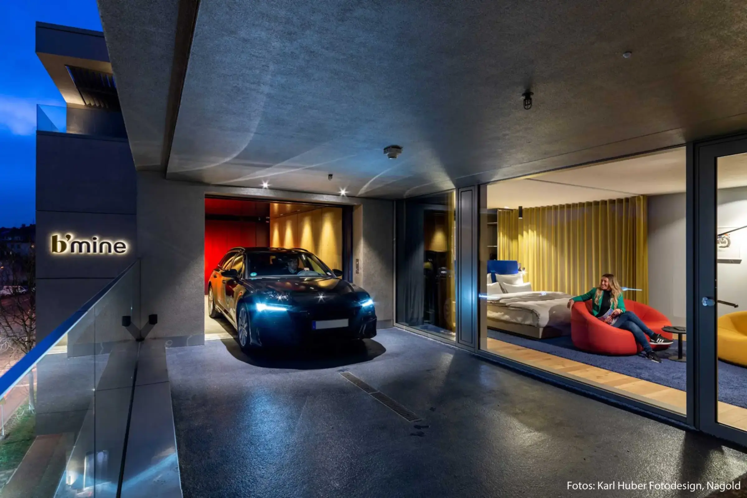 Auto von vorne in Carloft eines Hotels