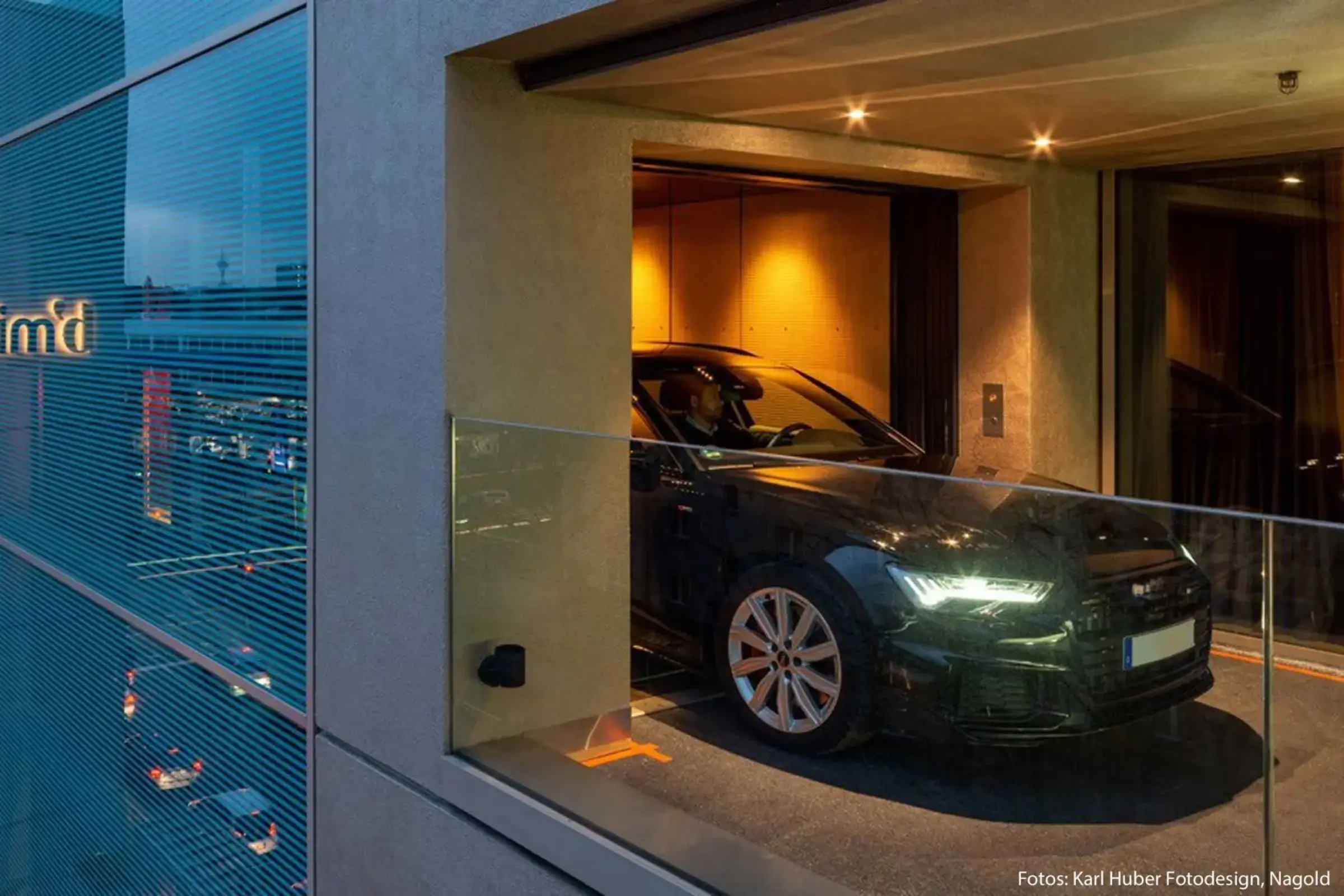 Auto in einem Carloft eines Hotels