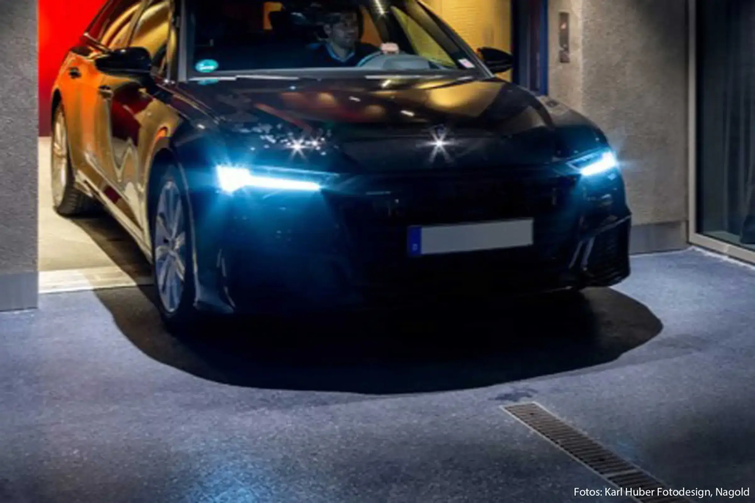 Boden und den Vorderteil eines Autos in einem Carloft eines Hotels