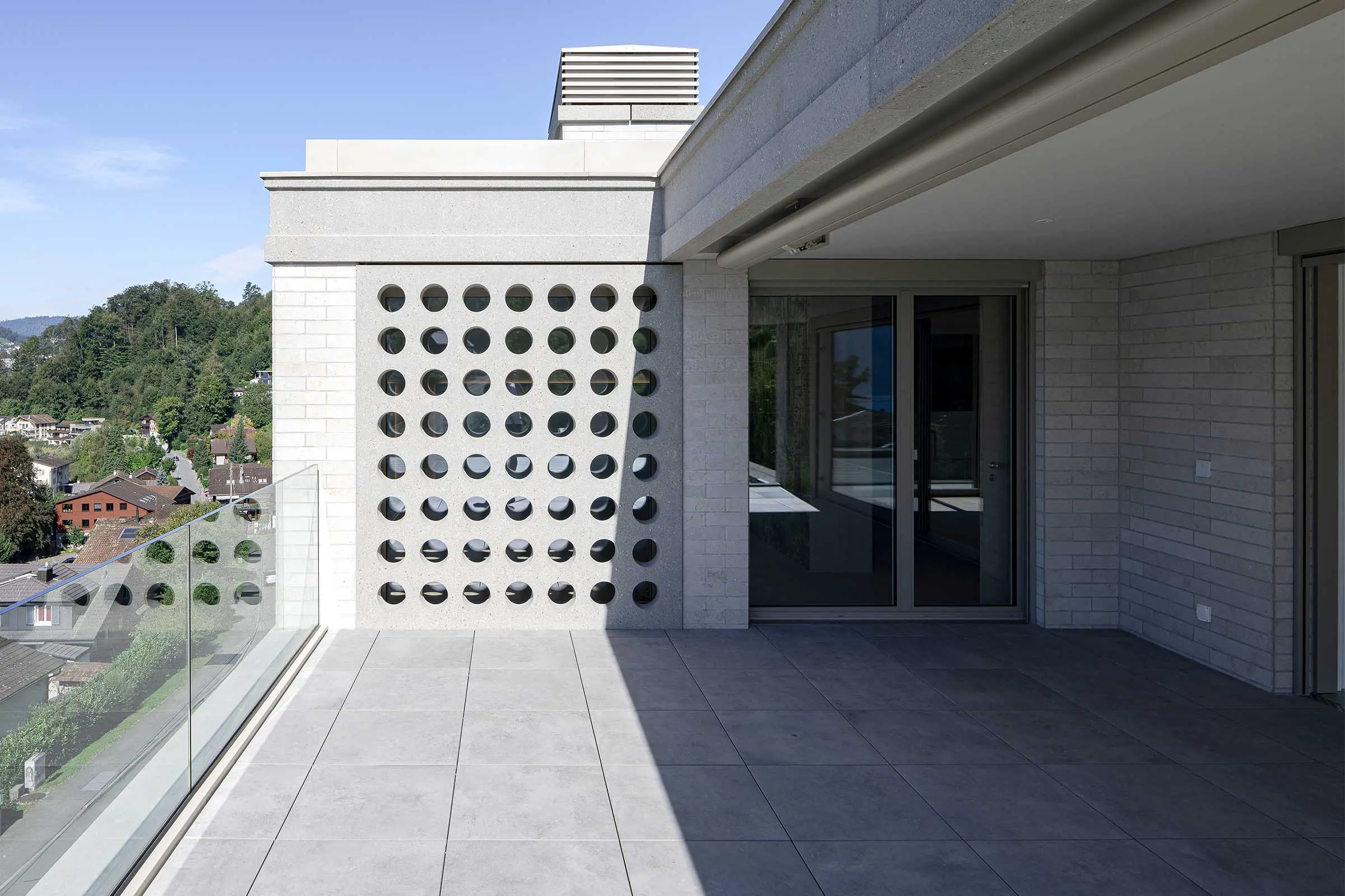 Eingangsbereich EFH mit Steinfassade StoStone in beige/grau