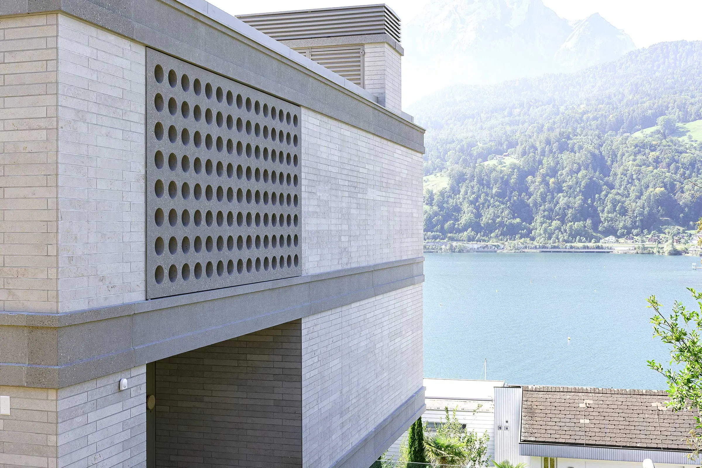 Seitenansicht EFH mit Steinfassade in beige/frau