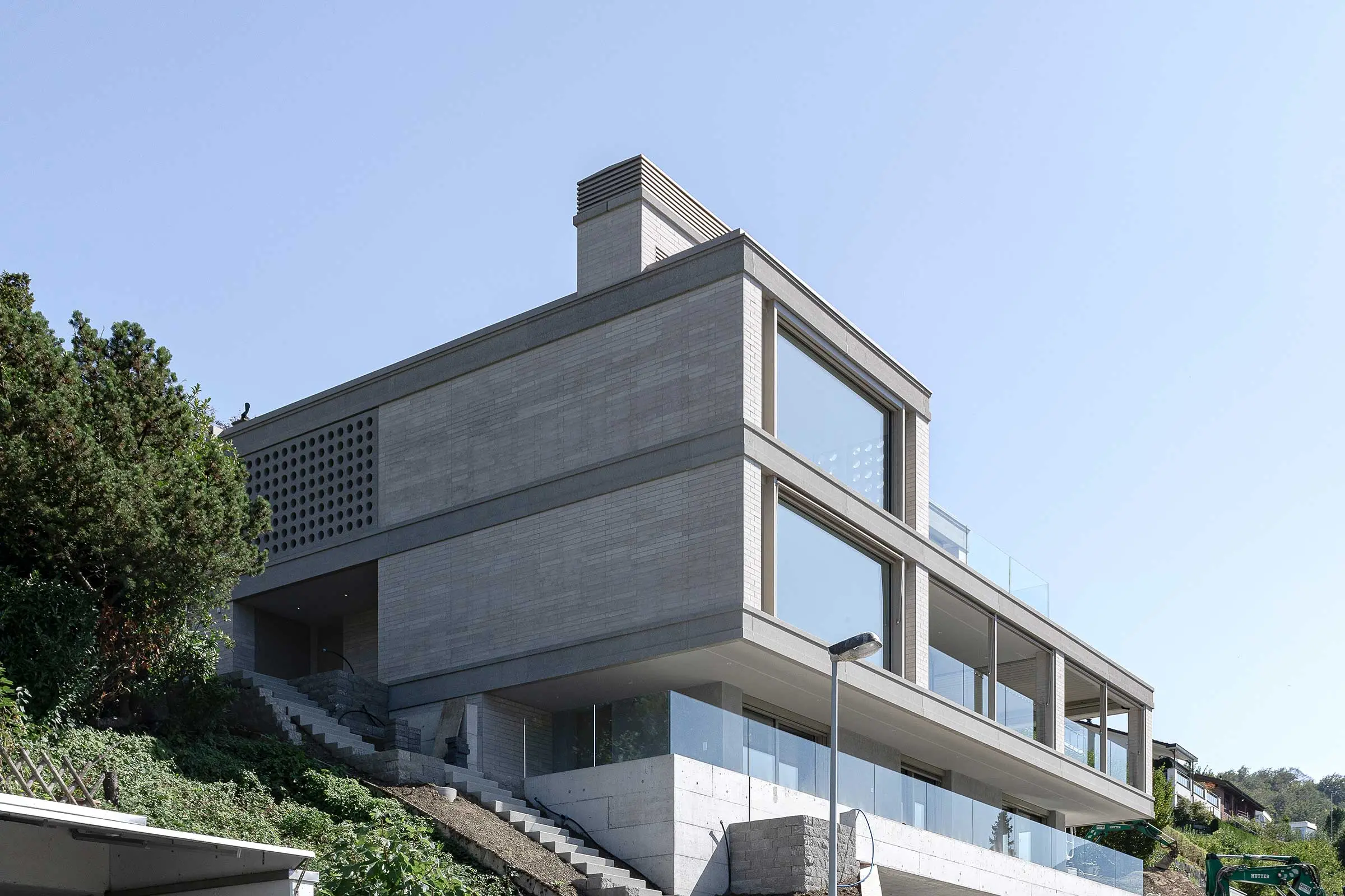 Ansicht von unten von einer Aufstockung  EFH mit Steinfassade StoStone in beige/grau