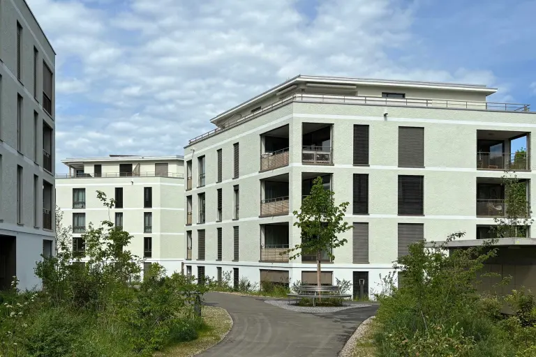 5 Mehrfamilienhäuser mit hellgrüner Fassade
