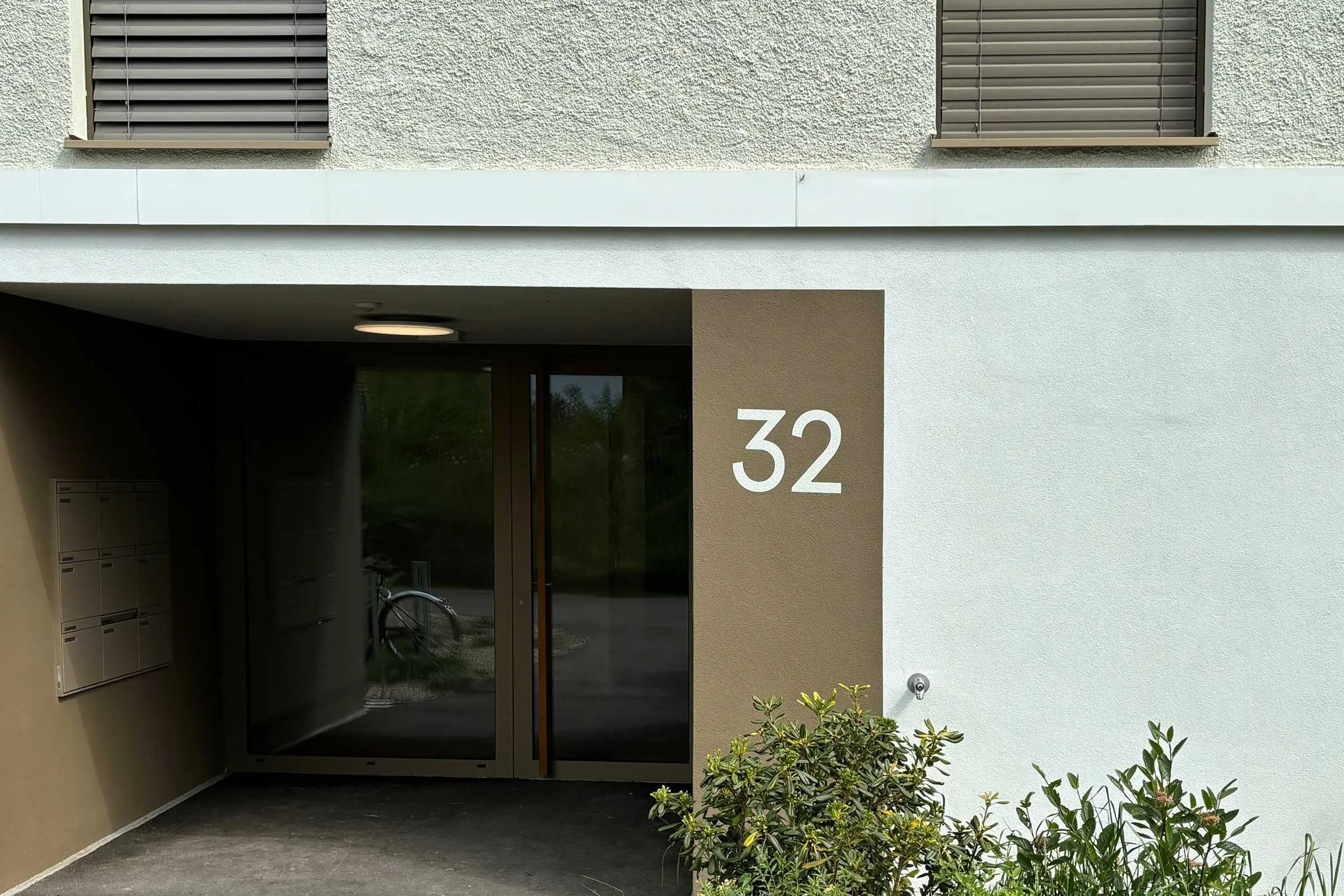 Eingang von Mehrfamilienhaus MFH