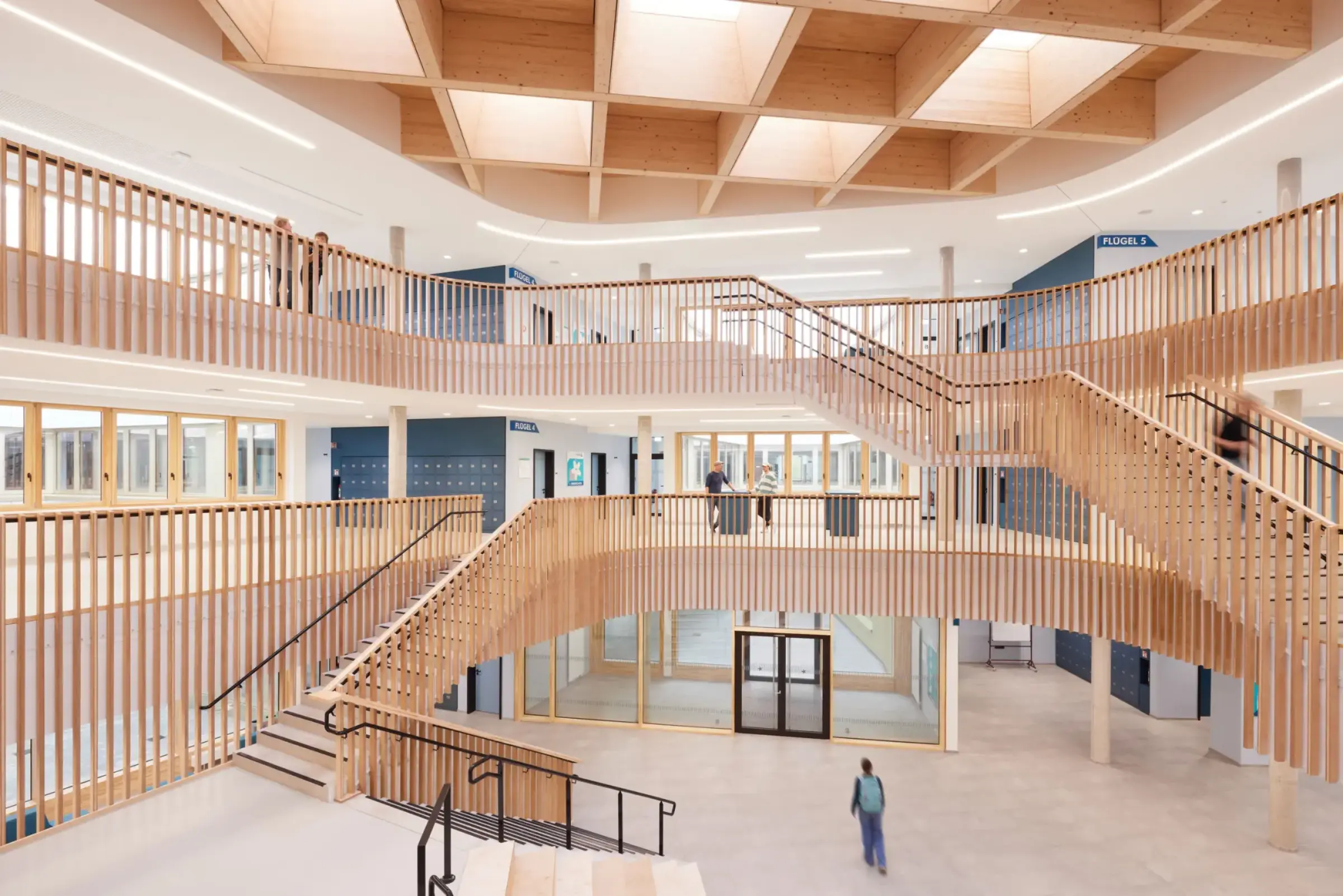 Aula der Gesamtschule in Teltow mit vielen Holztreppen
