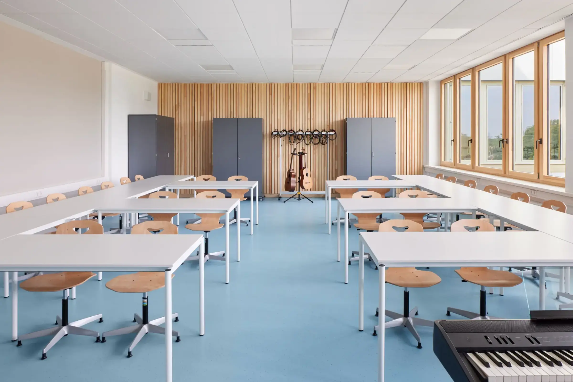 Klassenzimmer mit blauem Bodenbelag