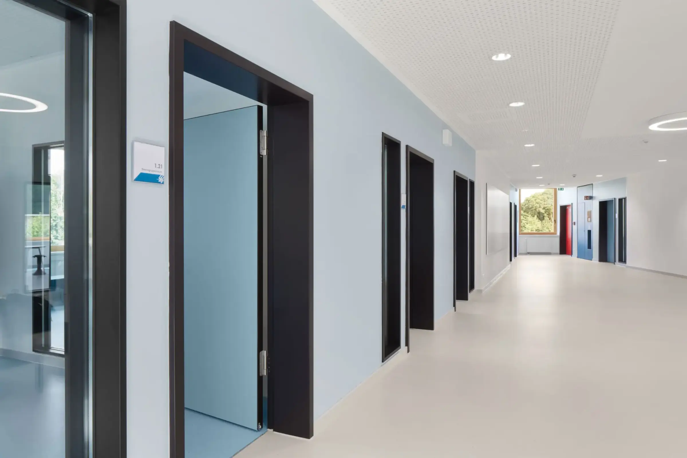 Flur in Gesamtschule Teltow mit hellem Bodenbelag