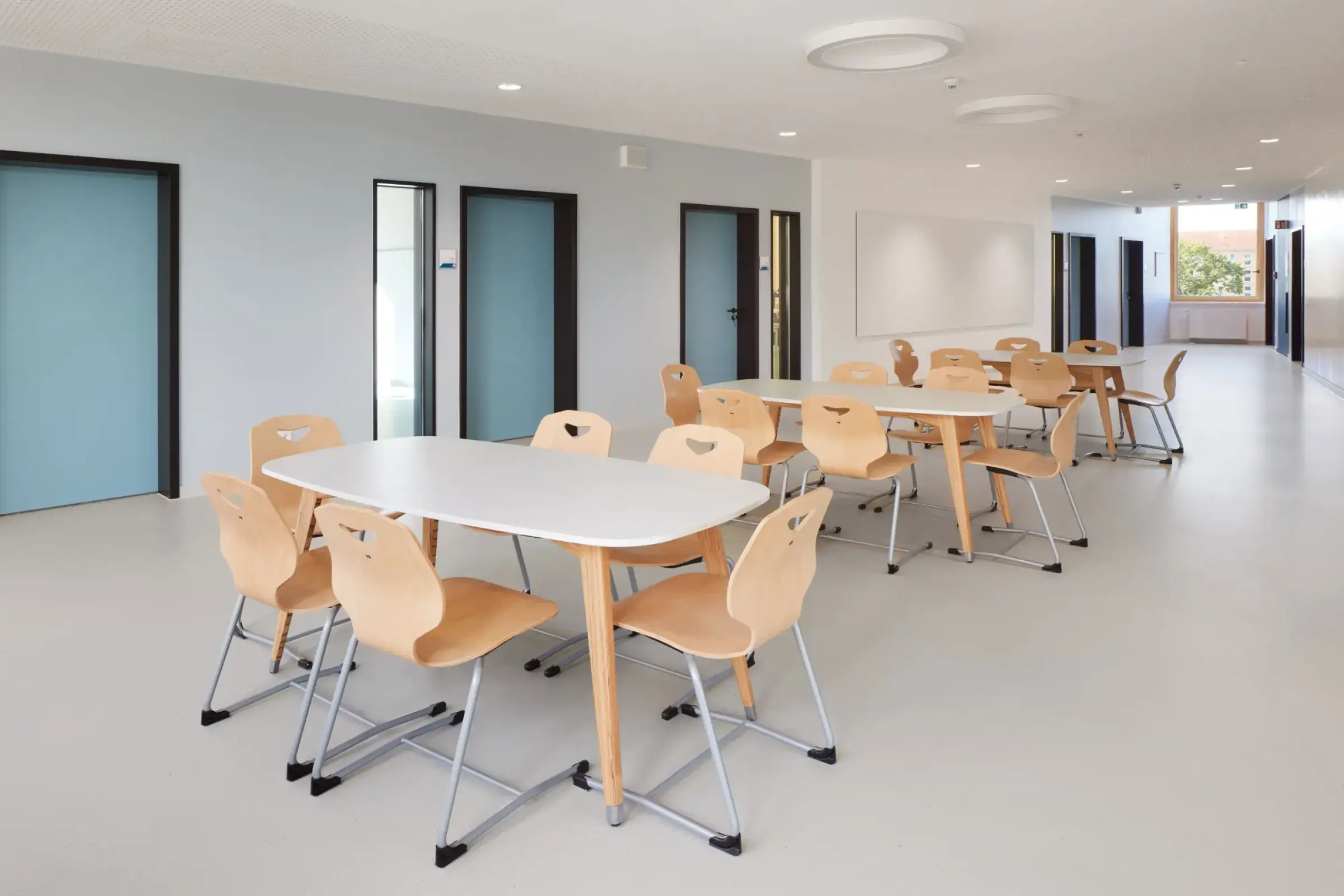 Aufenthaltsraum in Gesamtschule Teltow mit hellem Bodenbelag