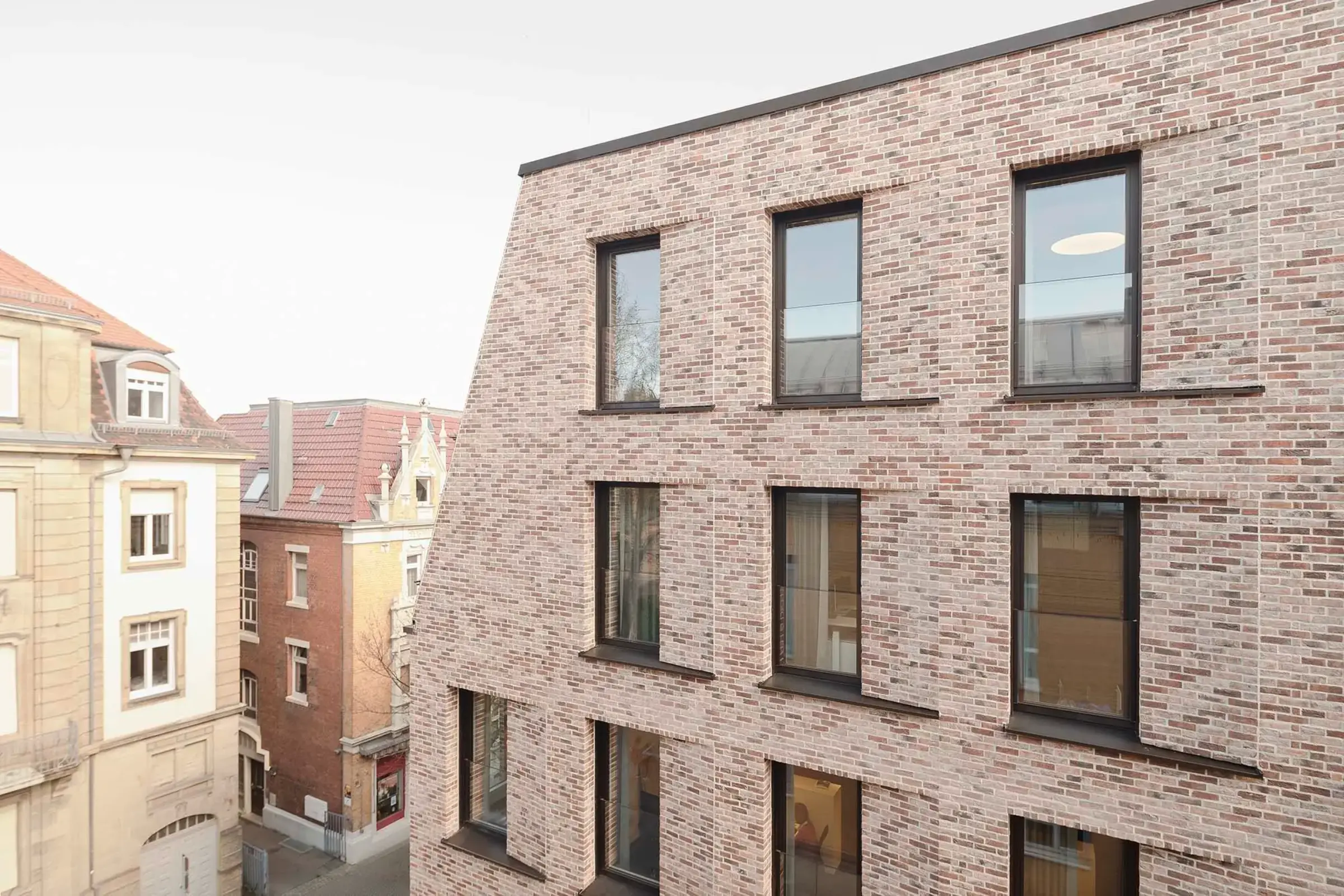 Hausfassade aus rötlichem Klinker