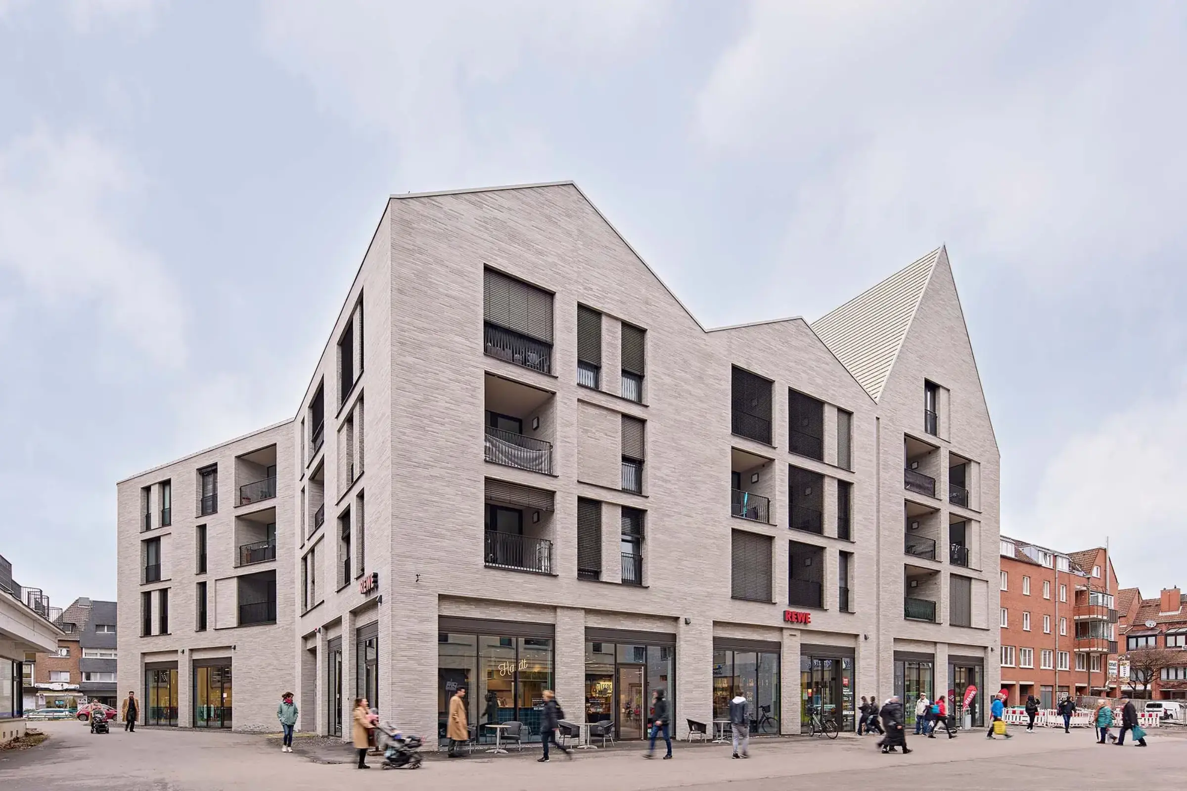 Wohn- und Geschäftsgebäude mit Fassadenbekleidung StoBrick (Klinker)