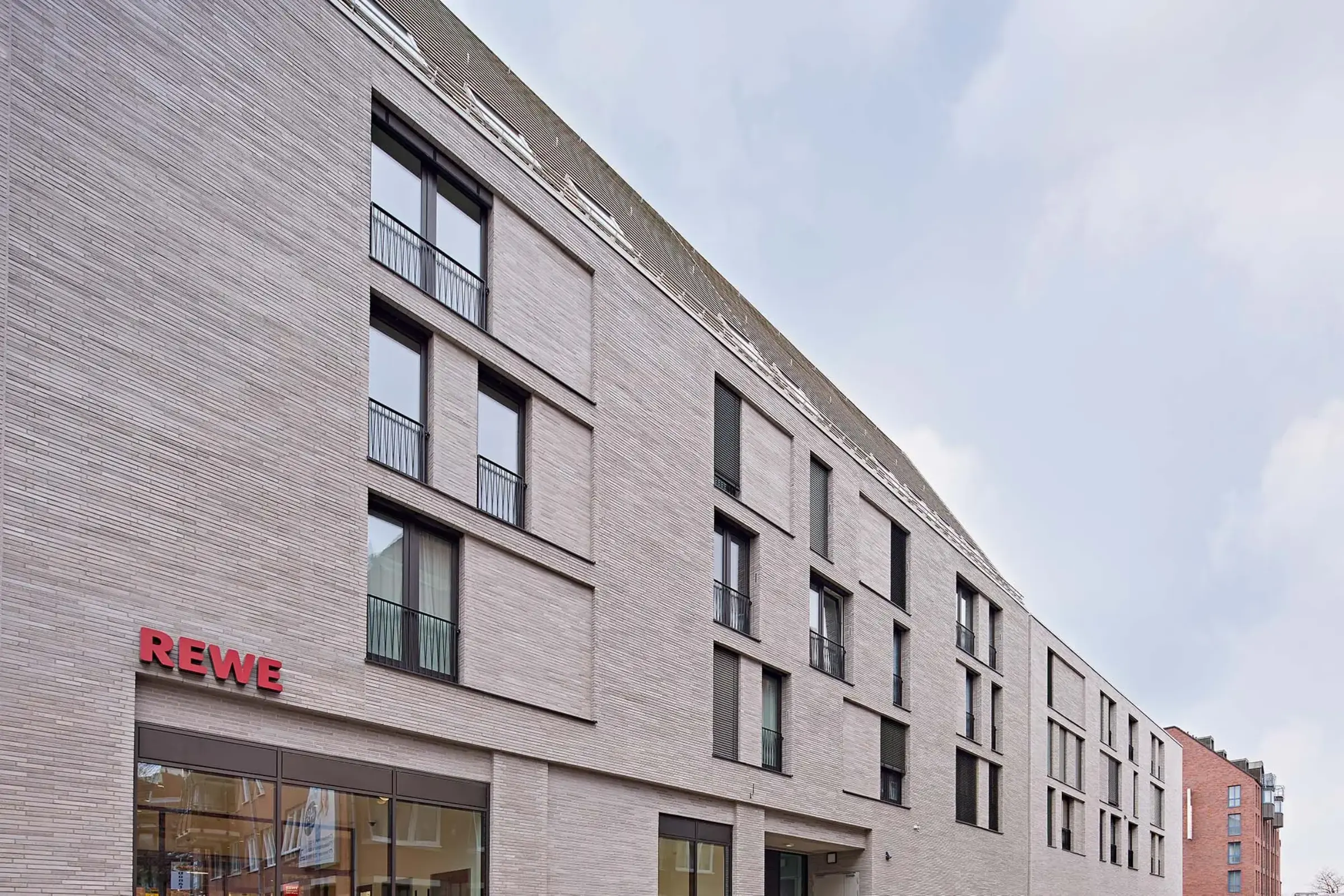 Fensterfront von Geschäftsgebäude mit Fassadenbekleidung StoBrick (Klinker)