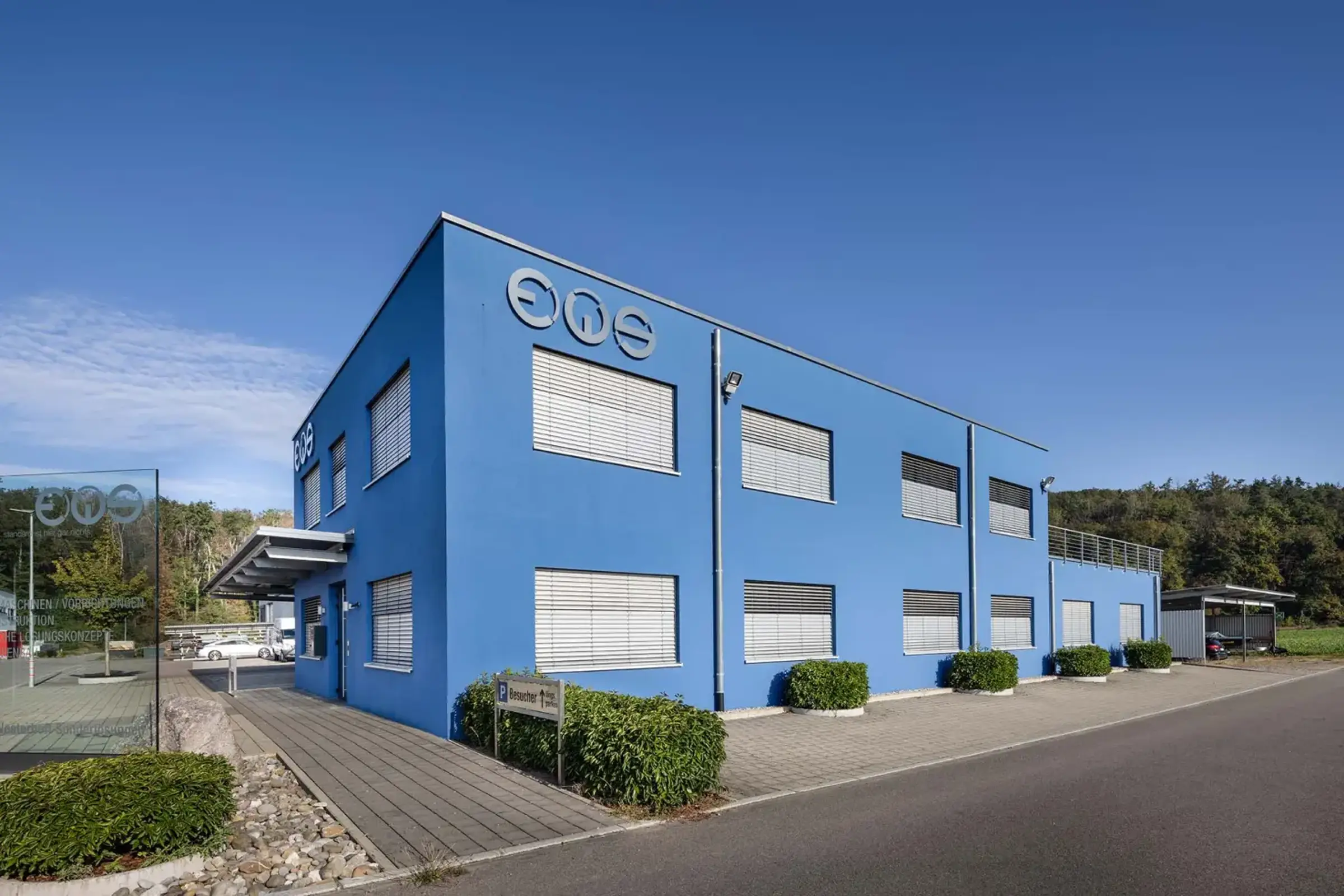 Gewerbegebäude mit blauer Fassadenfarbe StoColor Dryonic S gestrichen