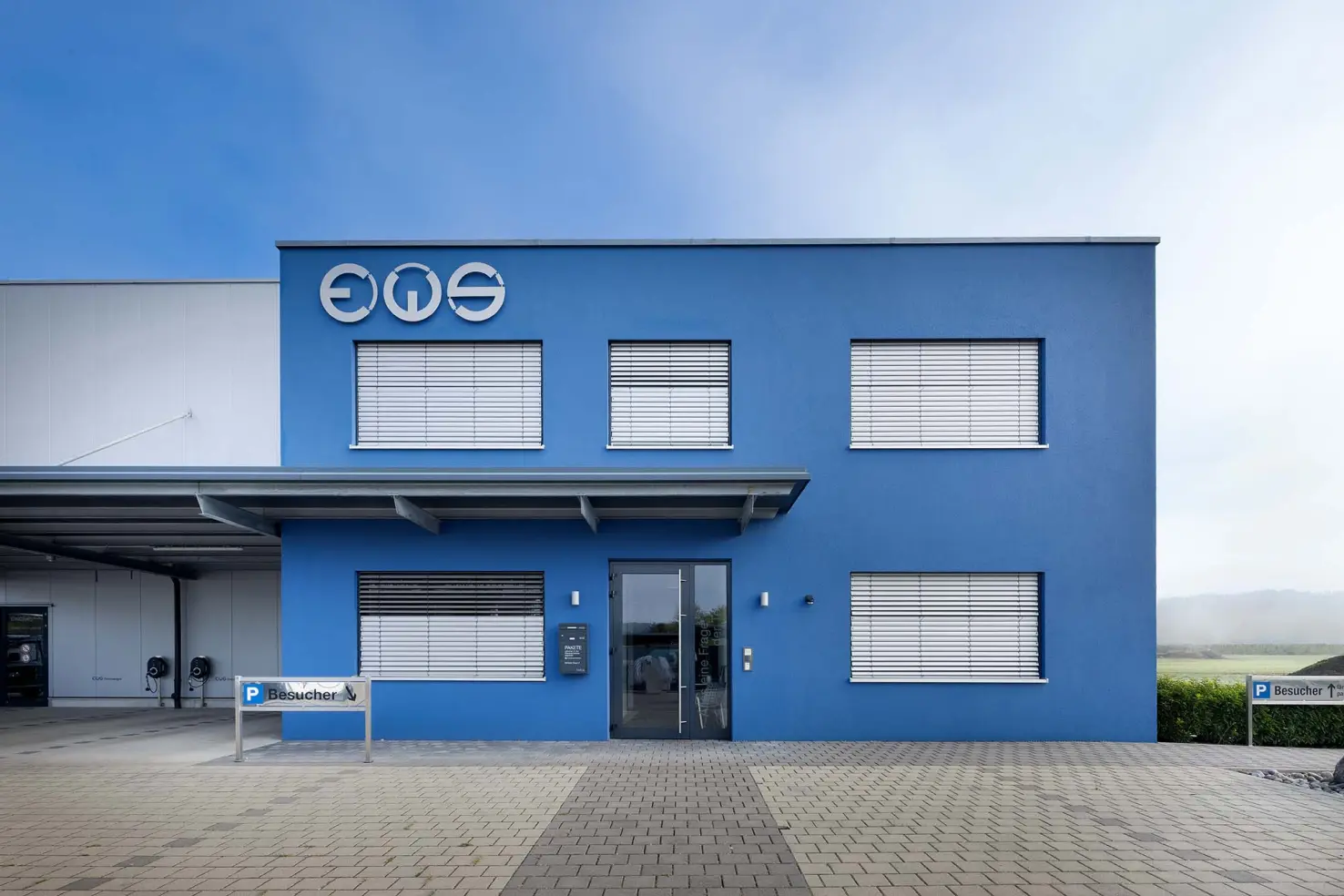 Gewerbegebäude mit StoColor Dryonic® in blau gestrichen 