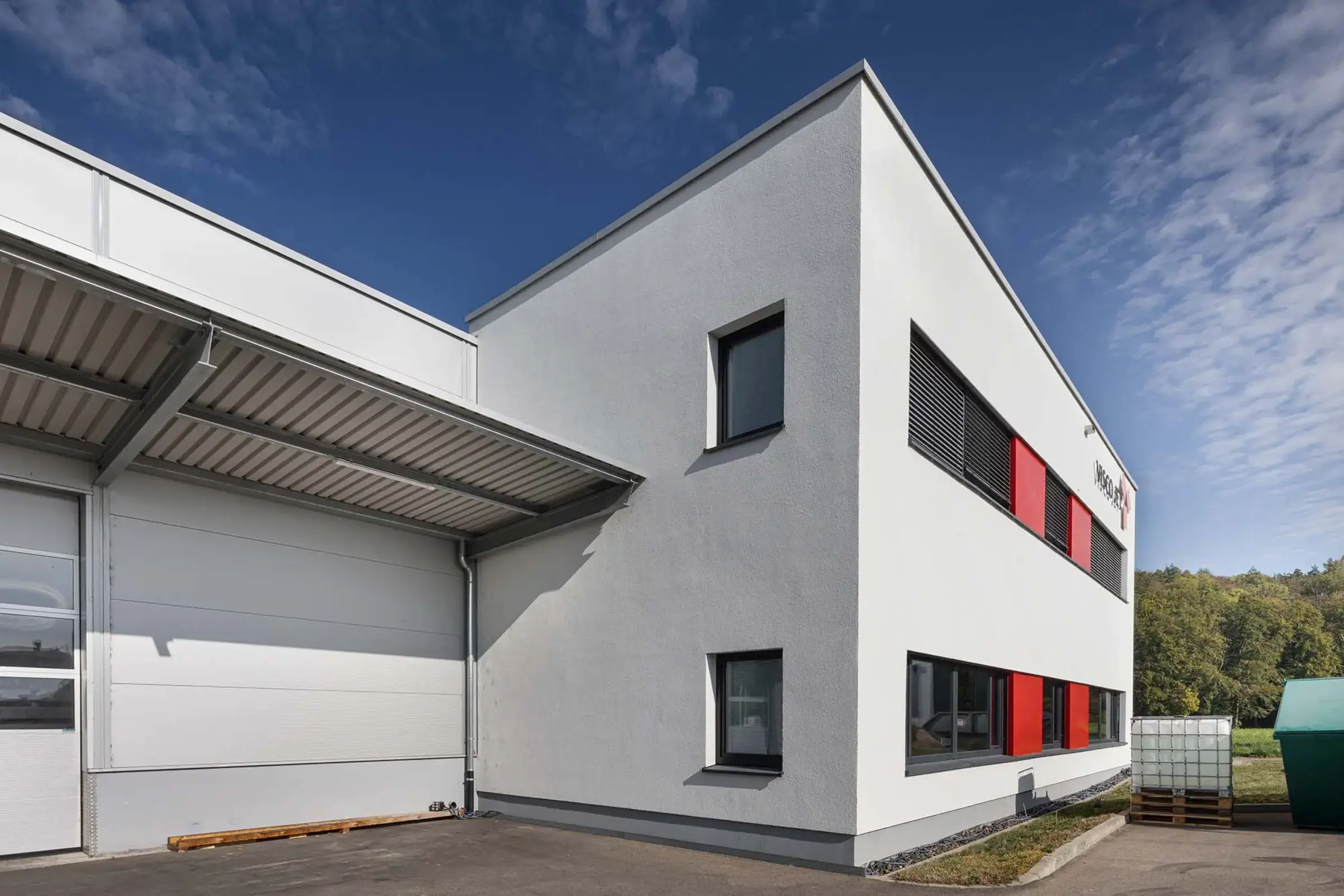 Eckansicht Gewerbegebäude in Cremeweiss und Rot mit StoColor Dryonic S gestrichen.