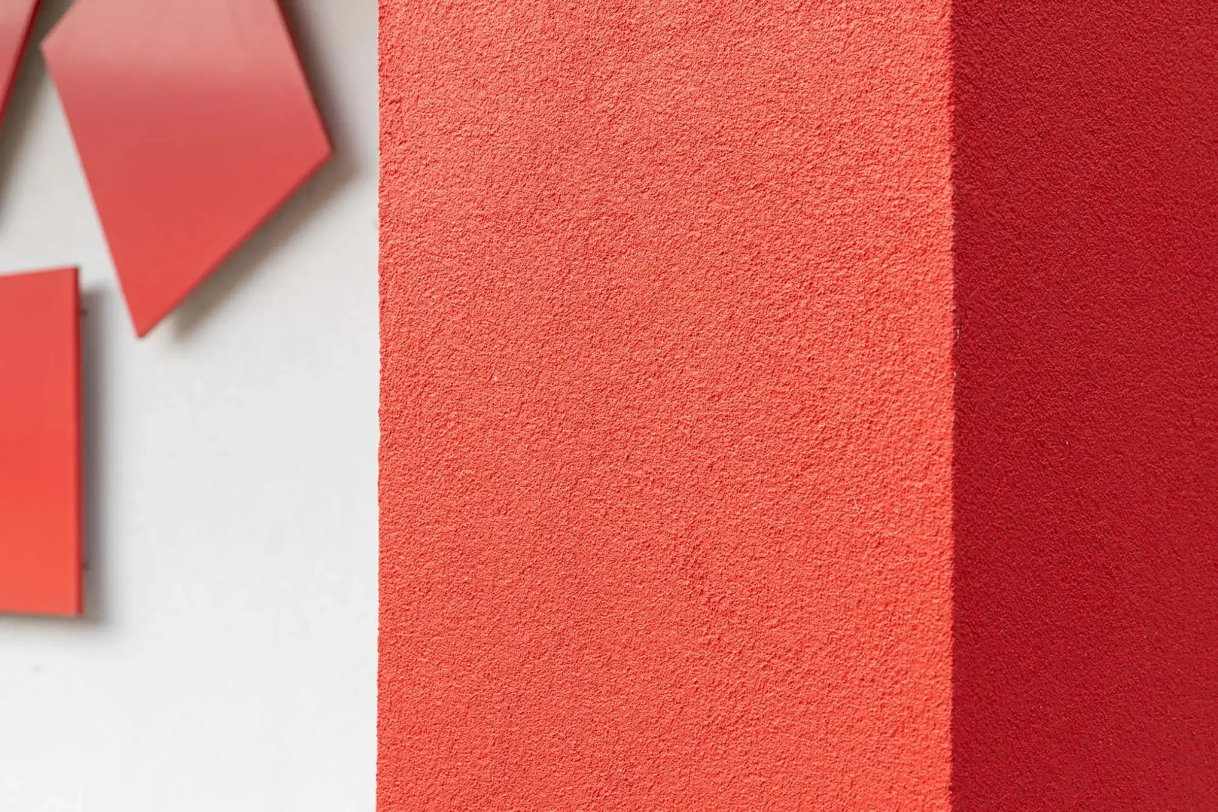 Ausschnitt Eingangsbereicht mit Fassadenfarbe StoColor Dryonic S in rot gestrichen.