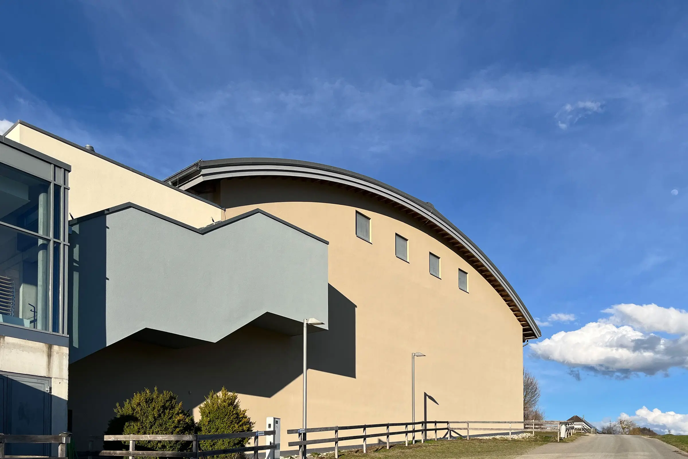 Seitliche Ansicht mit Treppenaufgang von Mehrzweckhalle Hasle