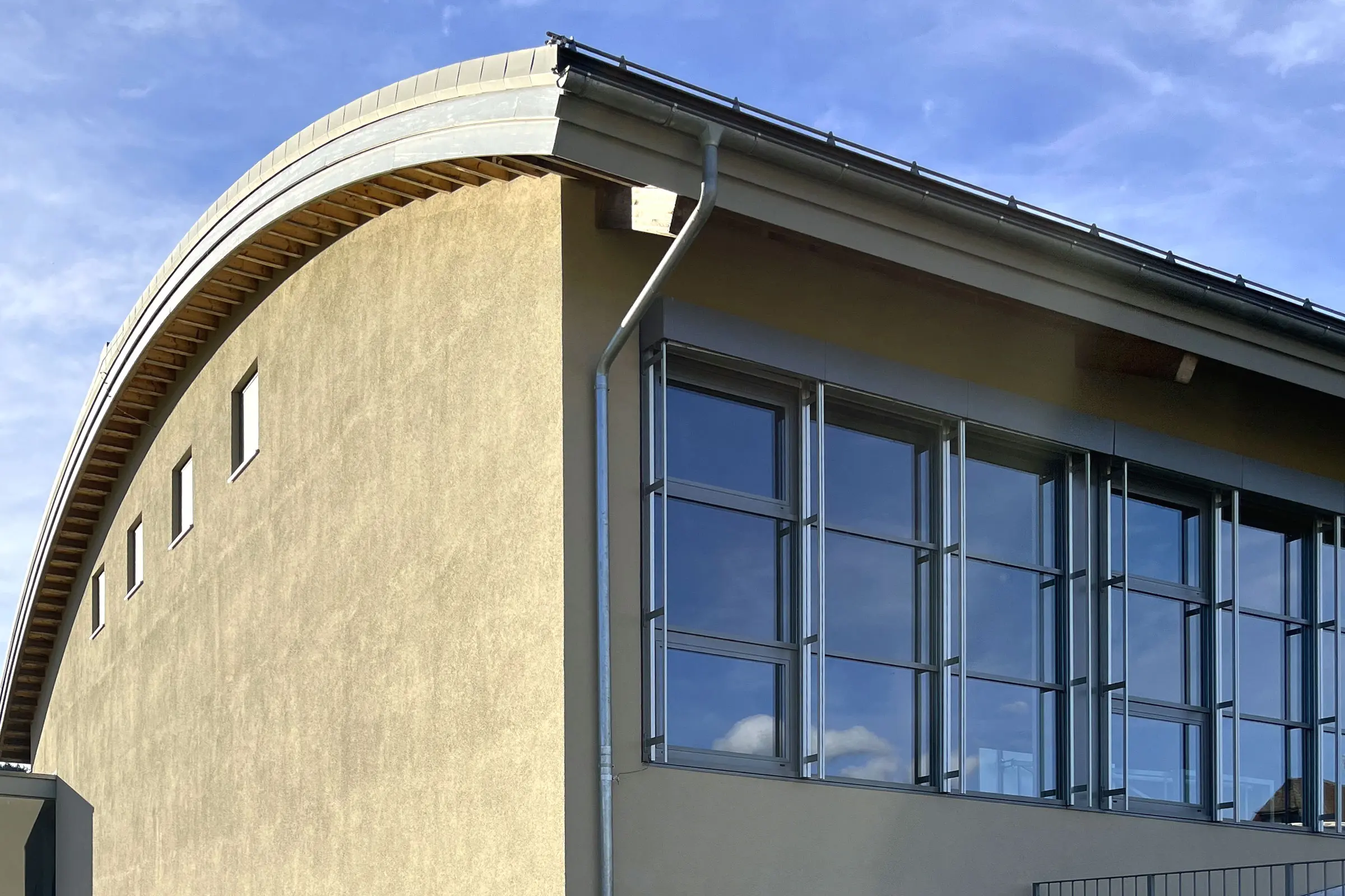 Ansicht Fensterfront der sanierten Mehrzweckhalle Hasle