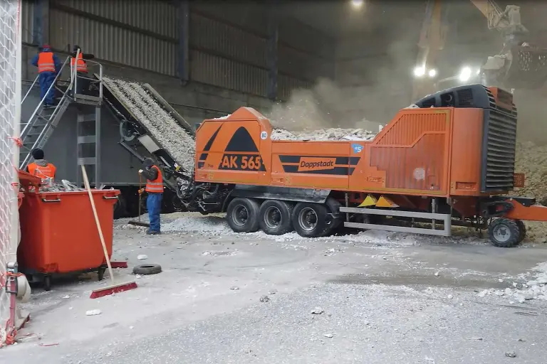 Unsortierte WDVS-Abfälle werden in Zementwerk geschreddert