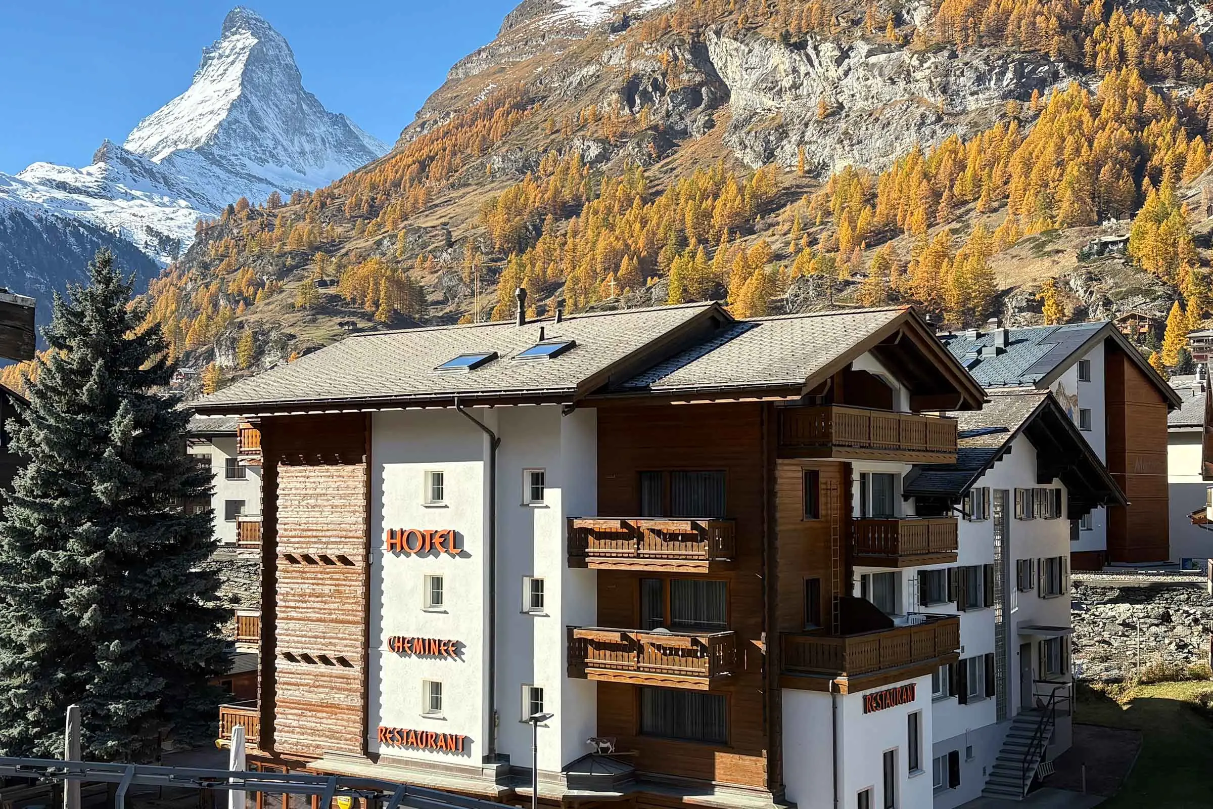 Hotel in Zermatt mit Fassade aus Holzverkleidung und heller Fassadenbeschichtung