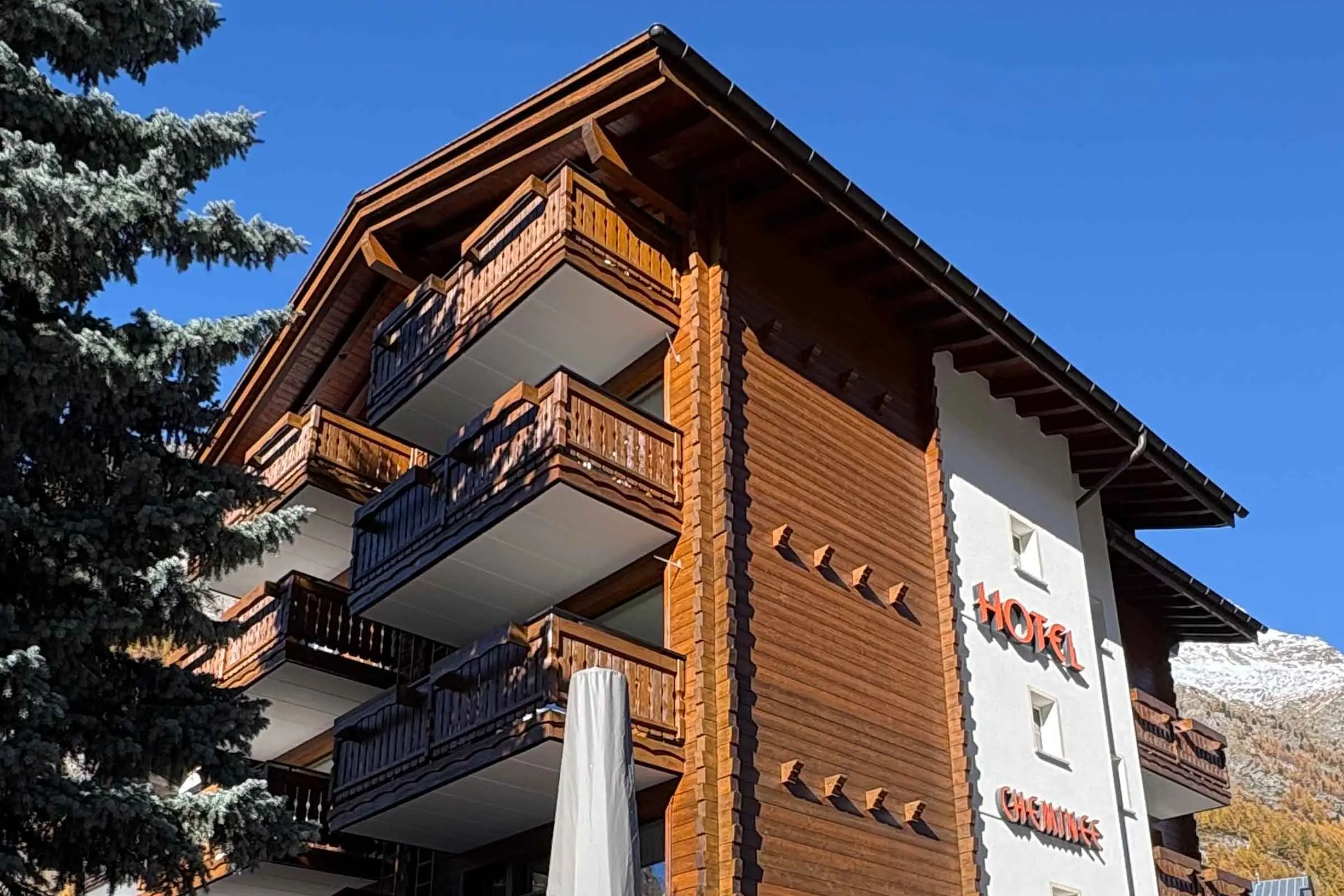 Hotel in Zermatt mit Fassade aus Holzverkleidung und heller Fassadenbeschichtung