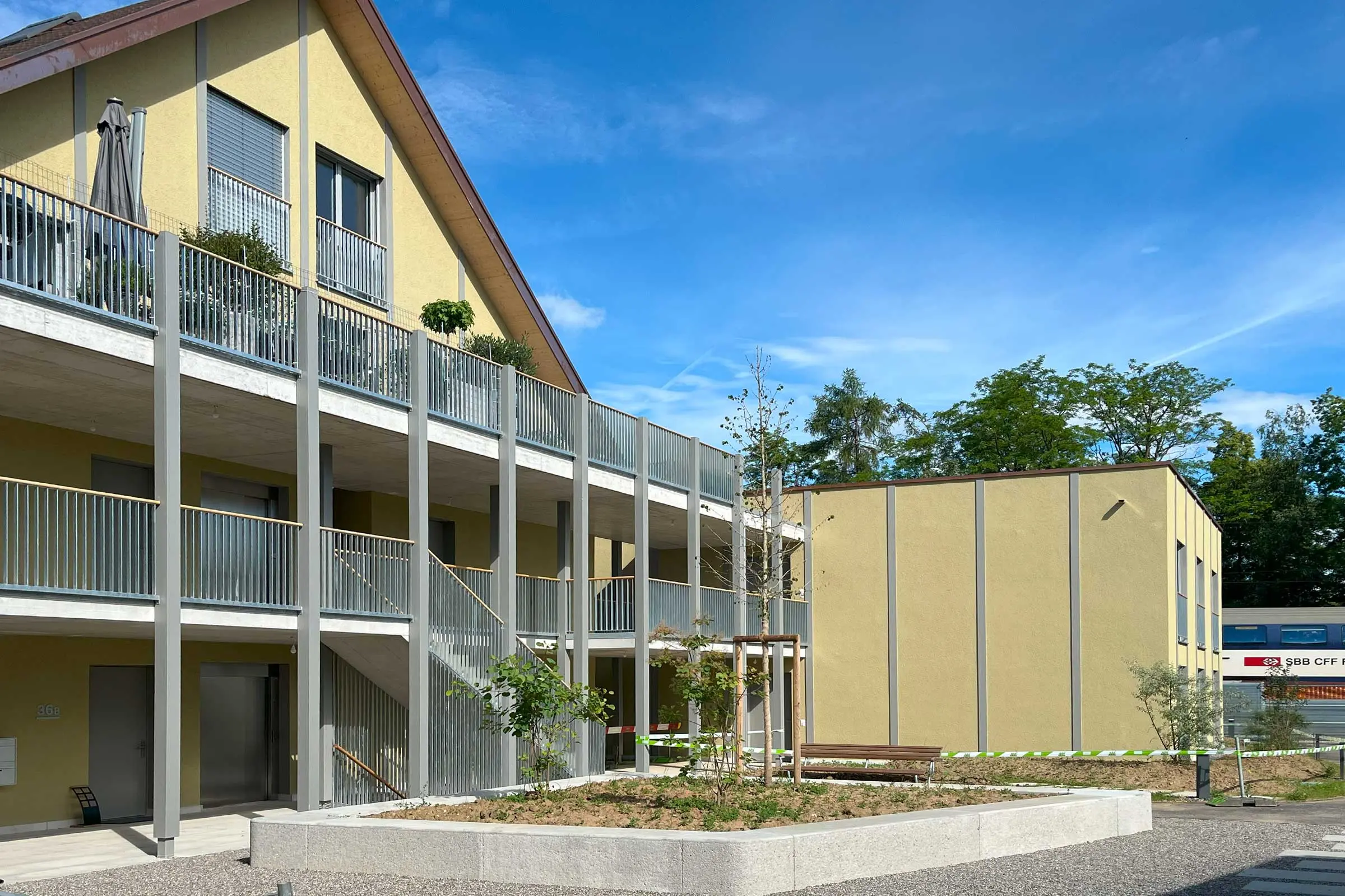 Seitliche Ansicht von Mehrfamilienhaus mit vielen Balkonen