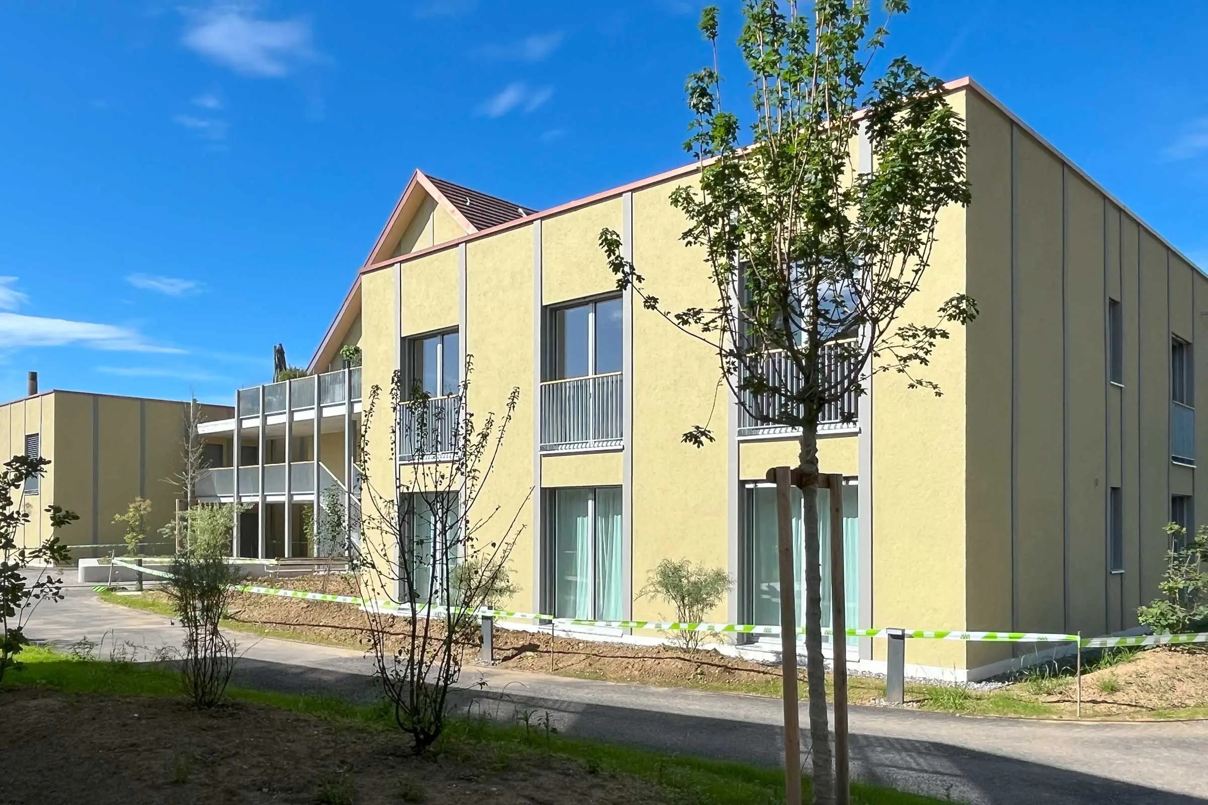 Mehrere Mehrfamilienhäuser im Verbund mit gelbem Fassadenputz