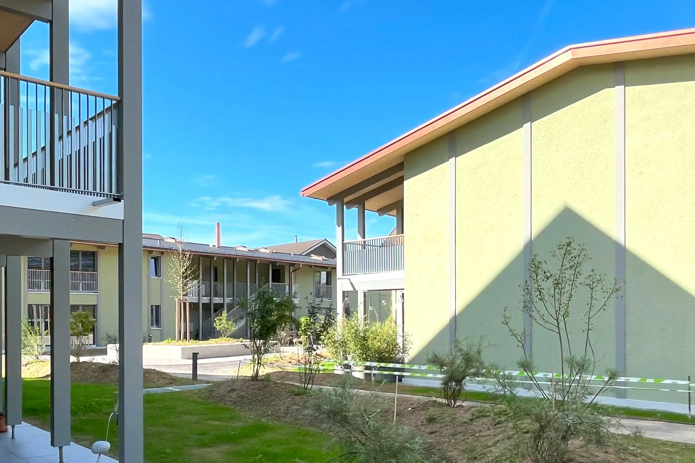 Überbauung "Im Laufen" mit mehreren Mehrfamilienhäusern mit gelbem Fassadenputz