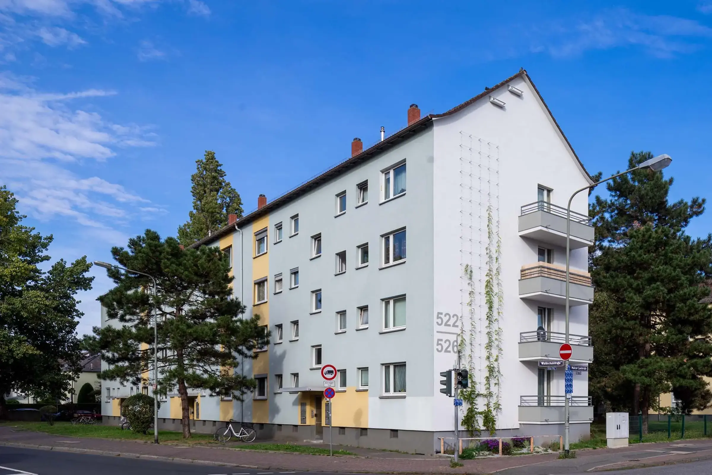 Gesamtansicht MFH mit Fassadenbegrünung StoFix Iso-Bar Eco.