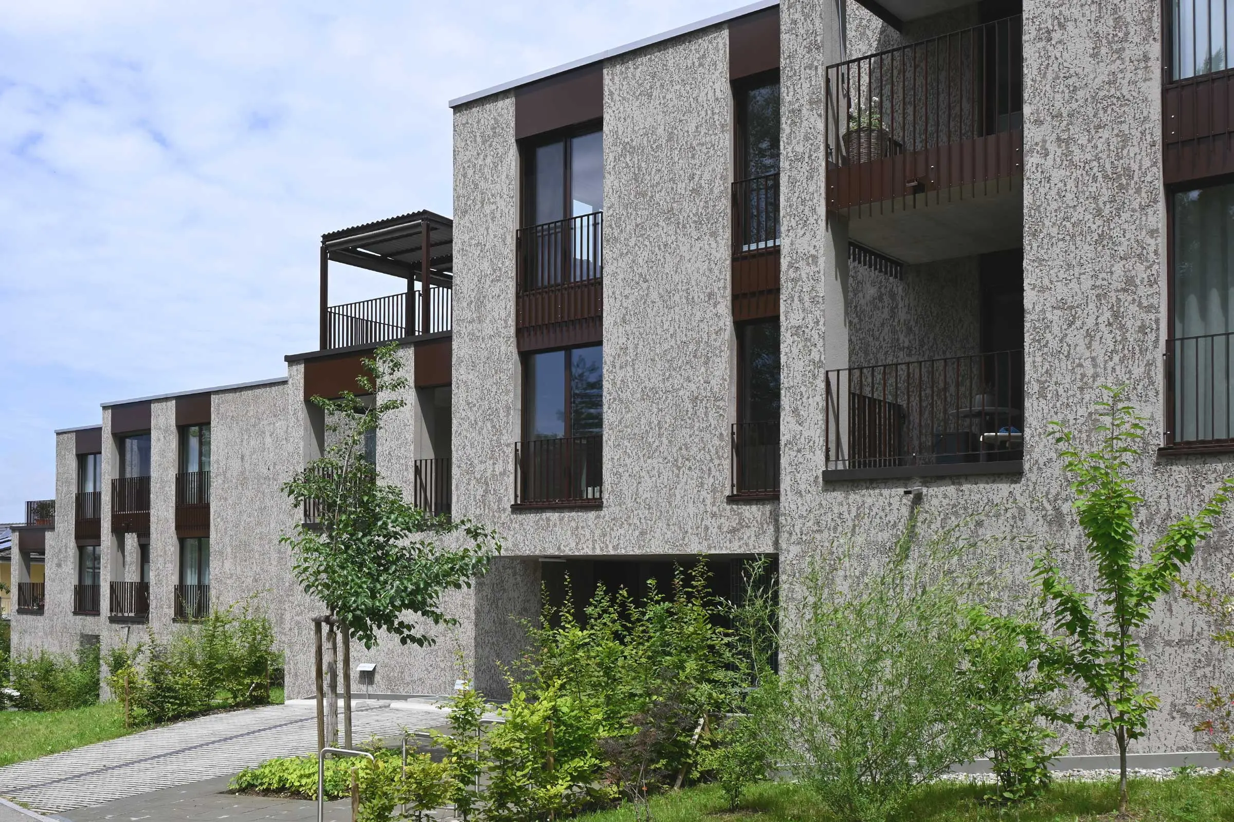 Mehrere Häuser im Stil von Reihenhäusern mit Fassadenbeschichtung StoSignature