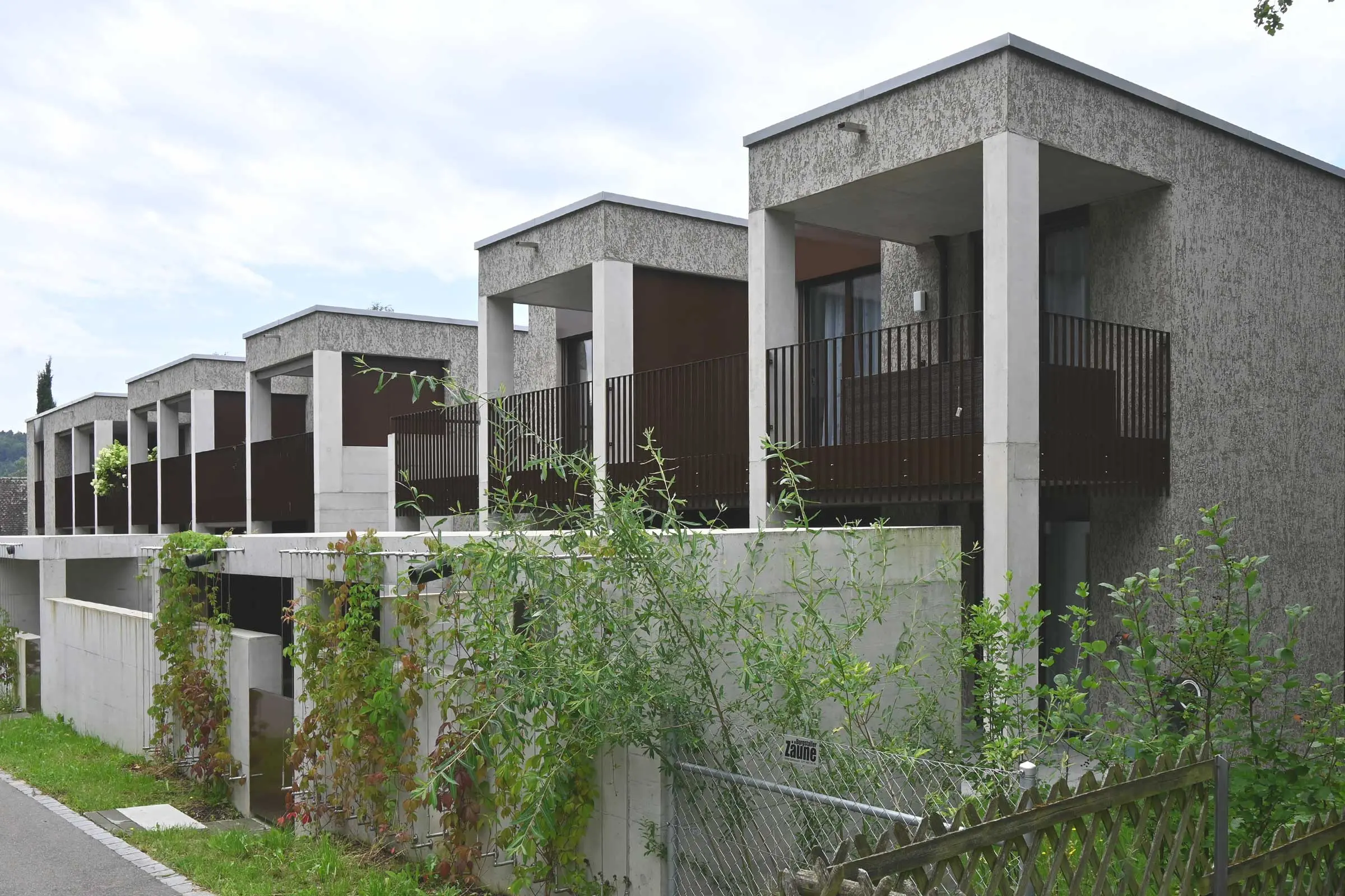 Mehrfamilienhäuser wie Reihenhäuser gebaut mit braun/beiger Fassadenbeschichtung