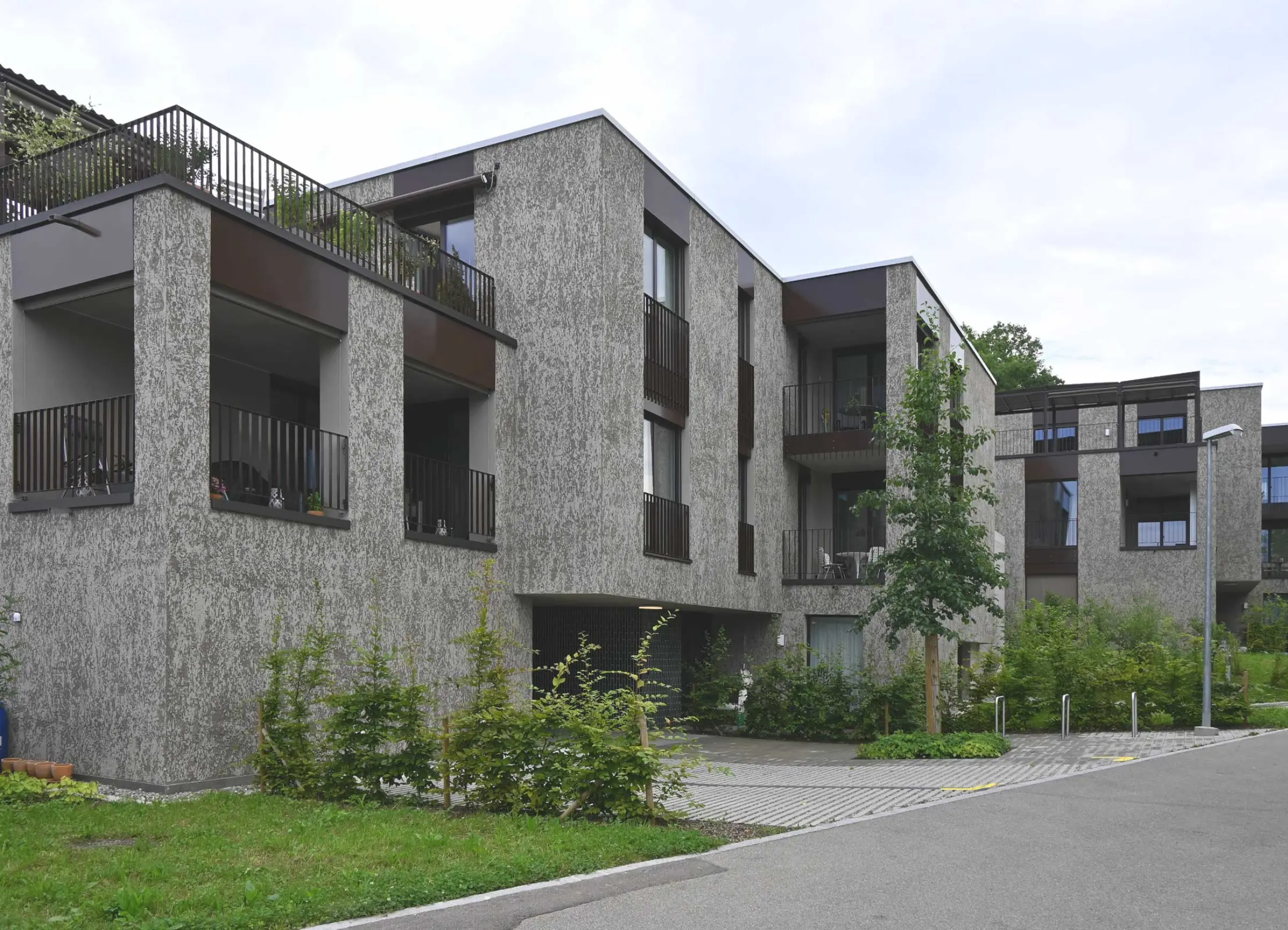 Mehrfamilienhäuser im Stil von Reihenhäusern mit Fassadenbeschichtung StoSignature in braun/beige