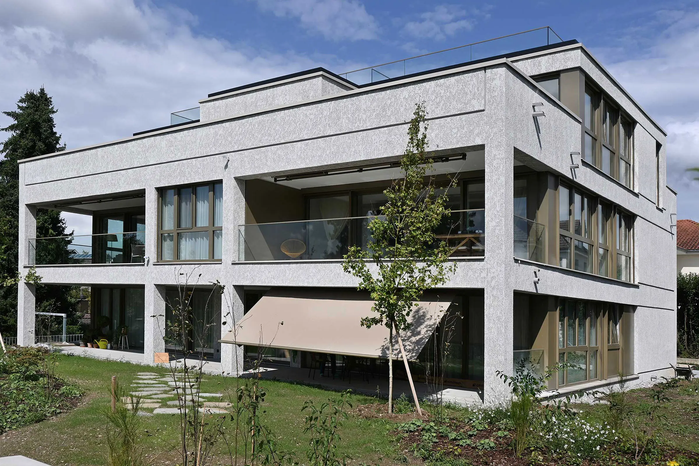 Ansicht Fassade mit Fensterfront von modernem MFH mit StoSignature Technik