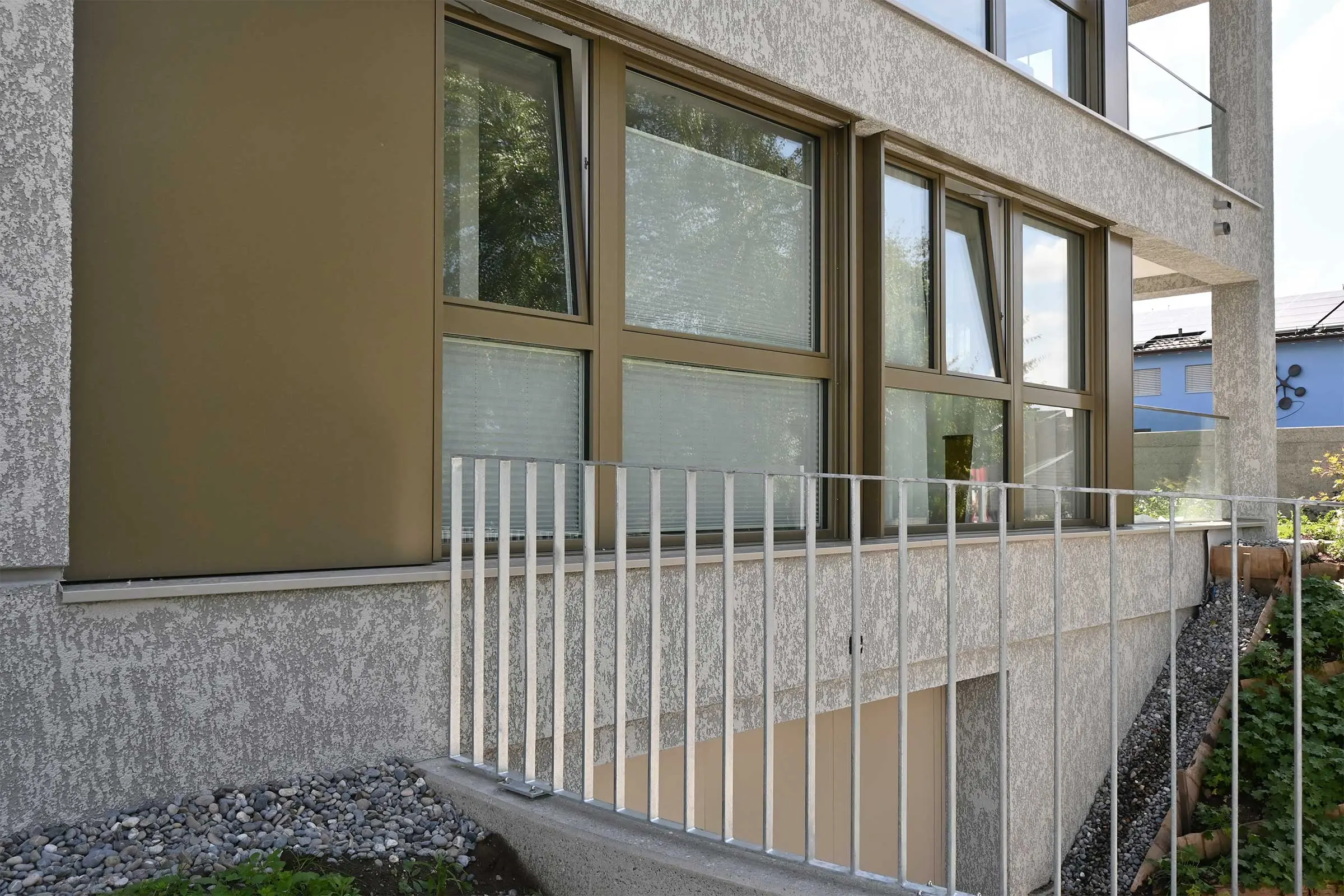 Ansicht MFH Steinfassade mit StoStone mit Fensterfront