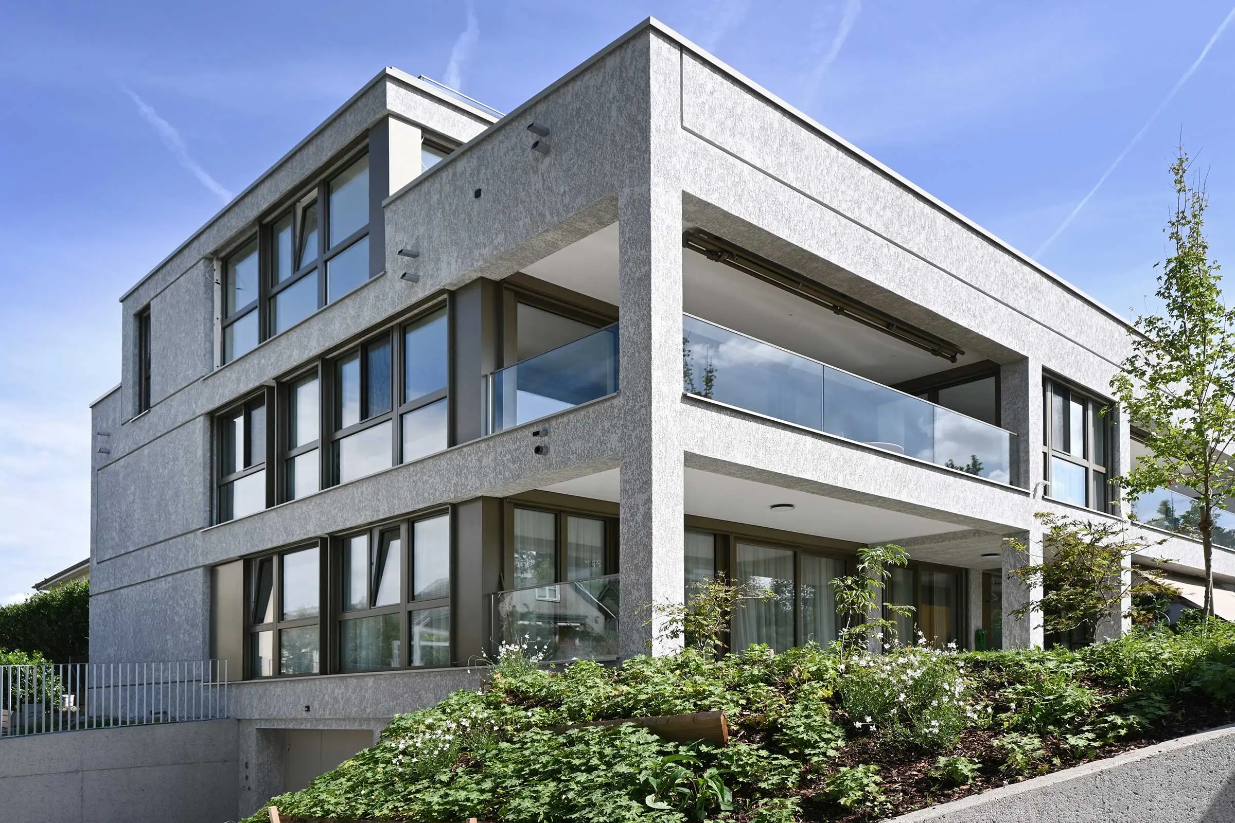 Modernes Mehrfamilienhaus mit der Putztechnik StoSignature in beige-nature