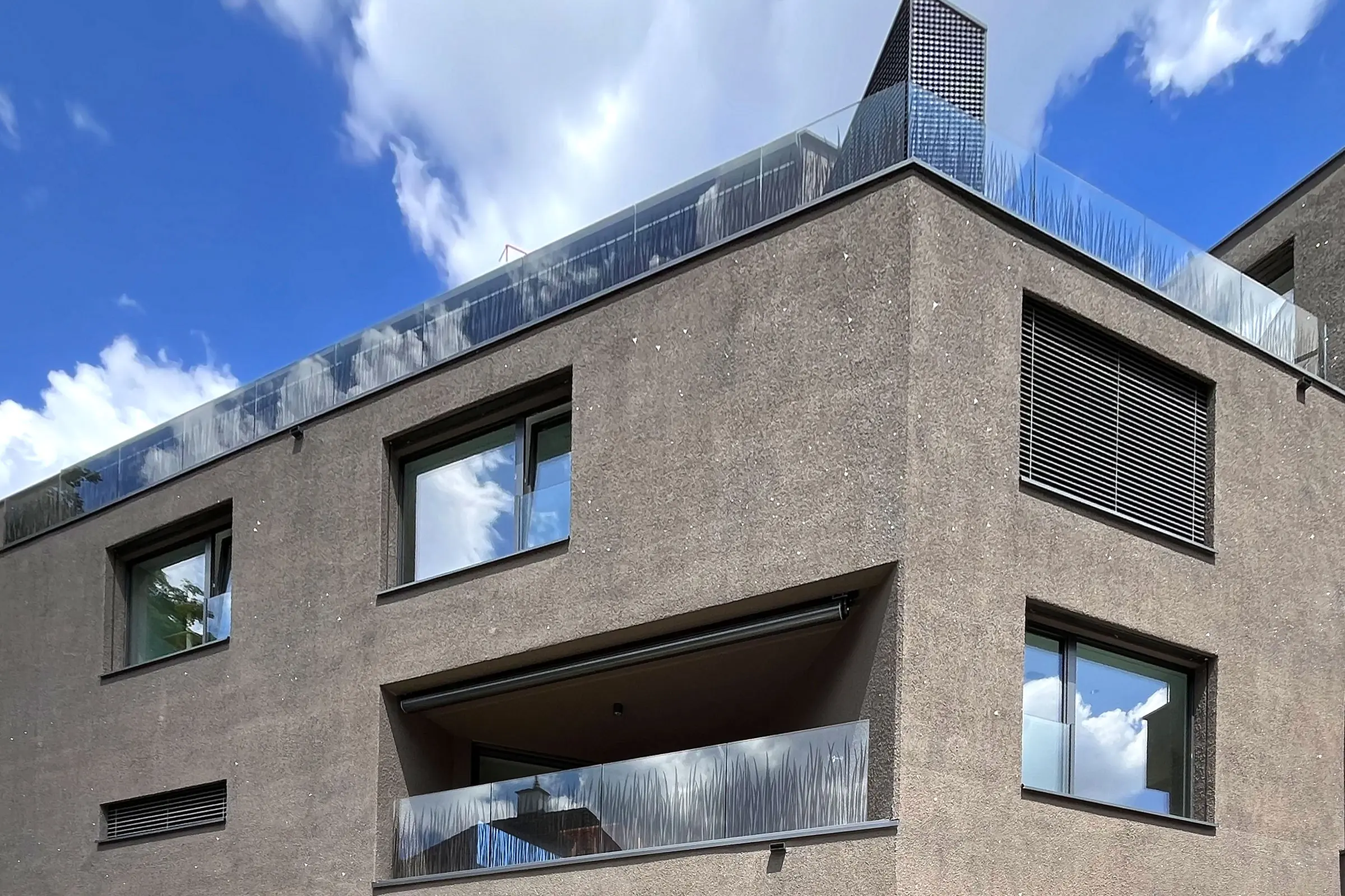 Frontalansich MFH mit brauner Putzfassade mit der Technik StoSignature