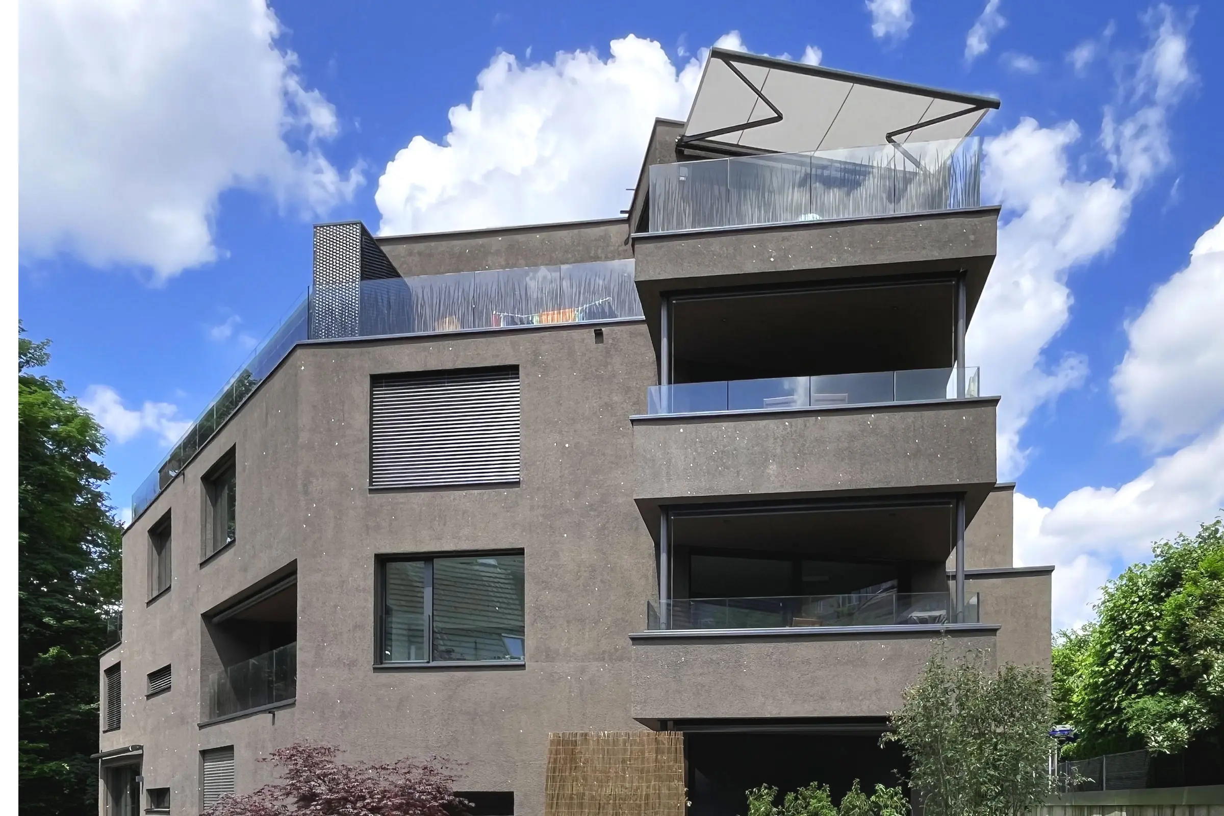 Fassade mit braunem Stolit und Glitzergranulat in der Putztechnik StoSignature Rough 10