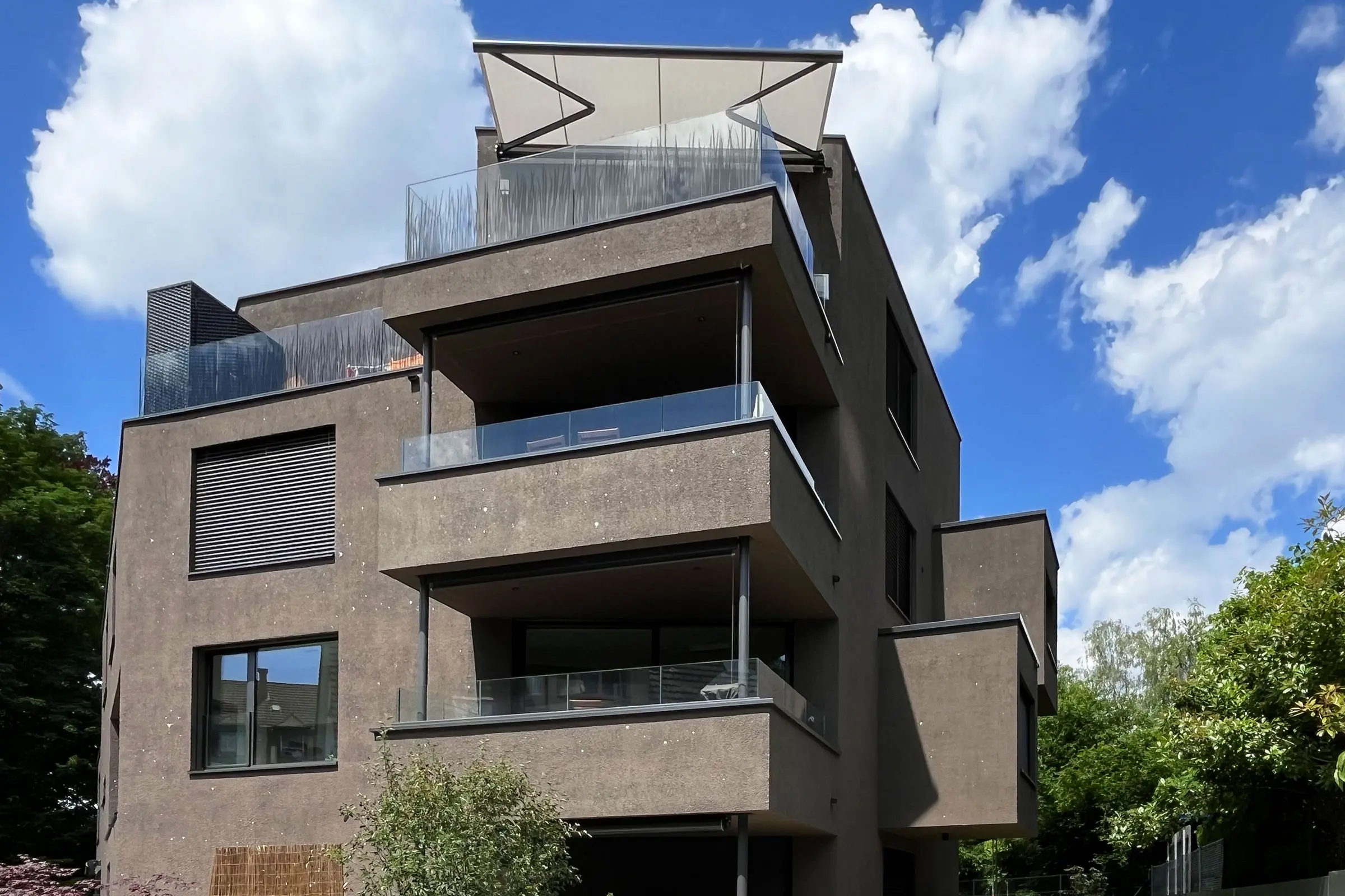 Fassadenansicht mit Balkonen mit Putz in StoSignature Technik