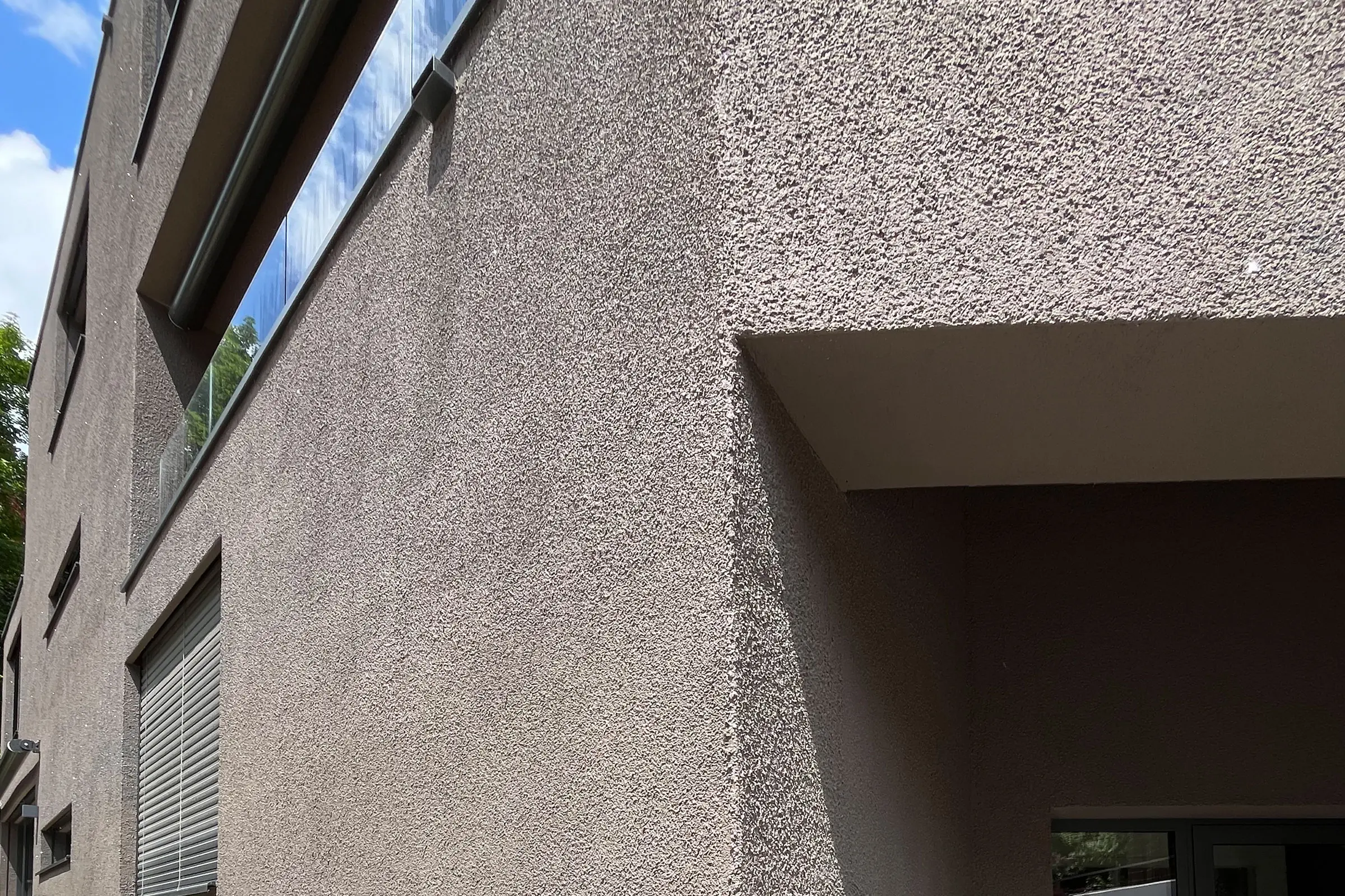 Nahaufnahme Fassade mit braunem Putz in der StoSignature Technik