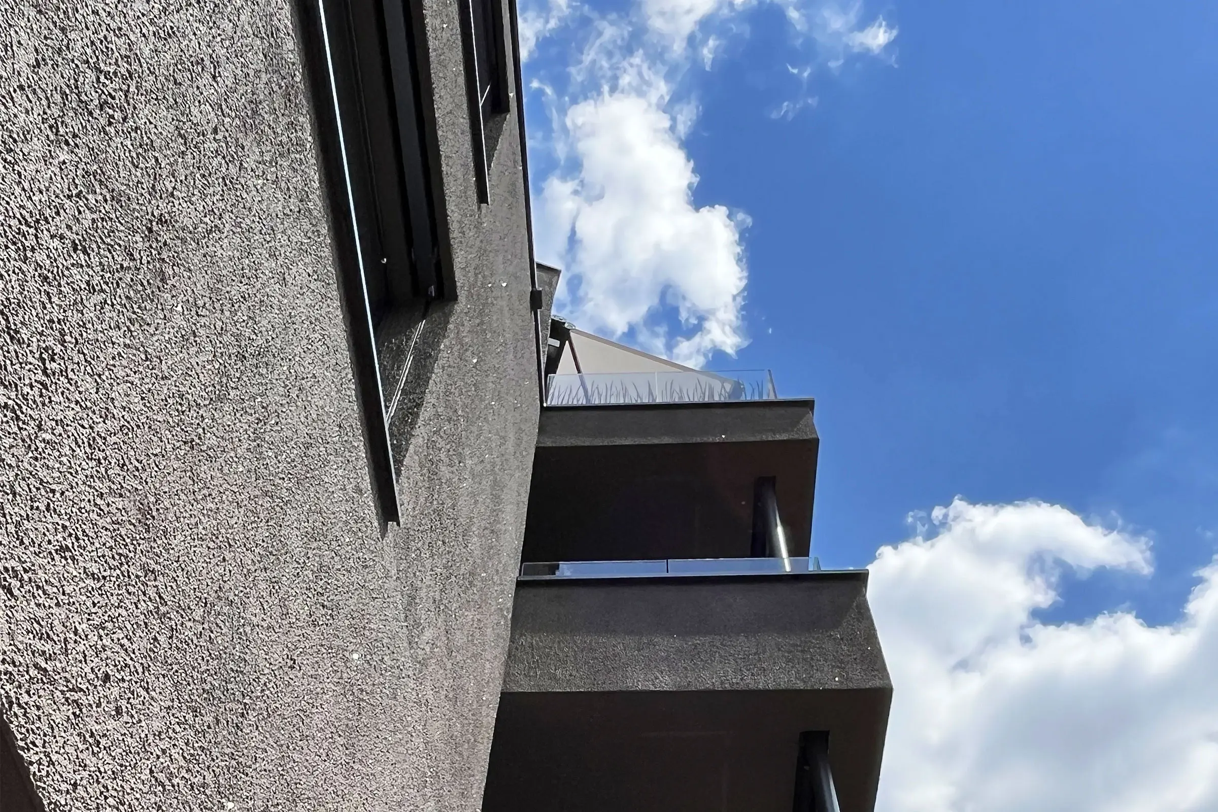 Ansicht Fassade mit braunem Putz von unten