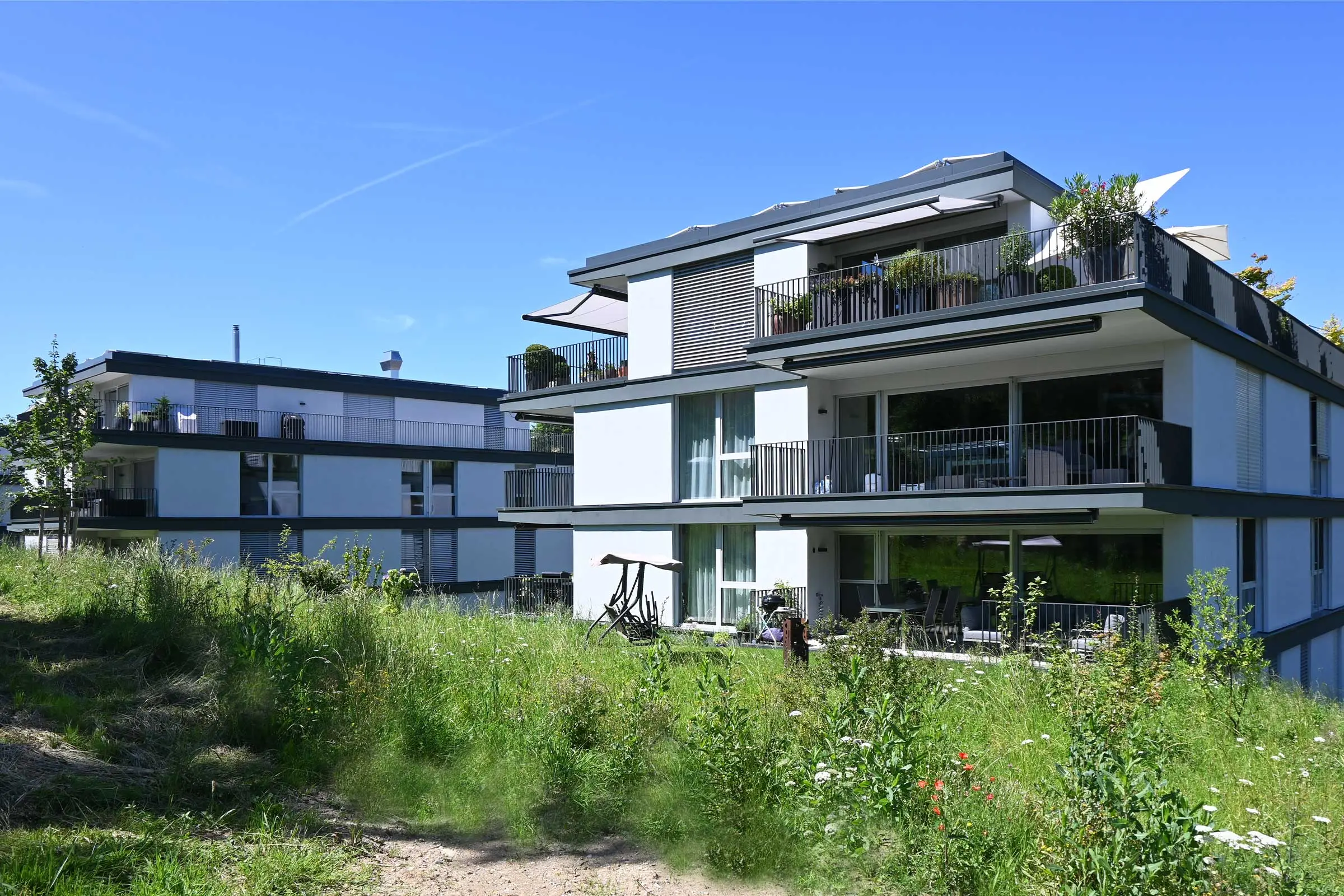 Ansicht von zwei Mehrfamilienhäusern mit Balkonen von vorne