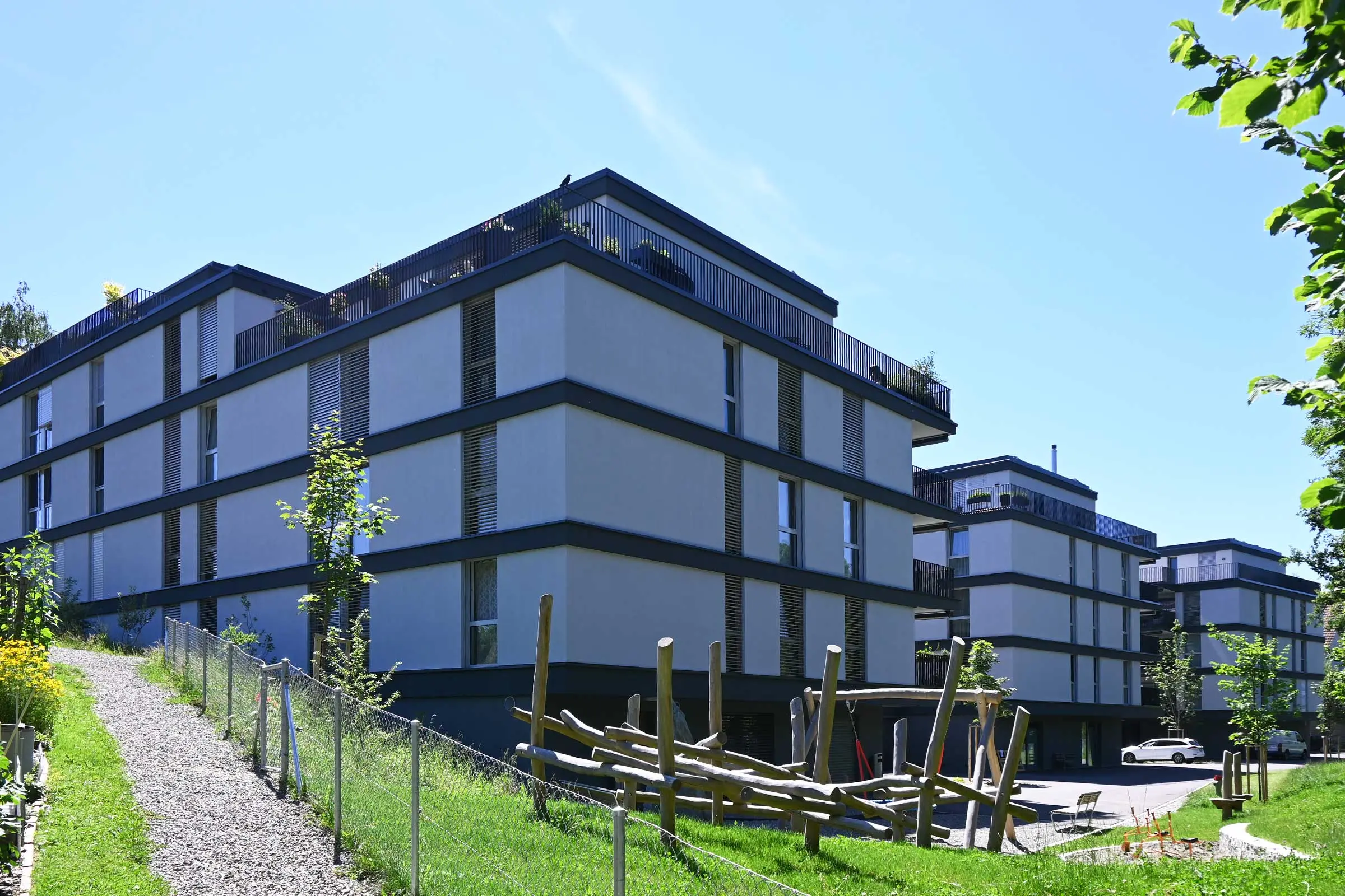 Ansicht der Hinterseiten von 3 Mehrfamilienhäusern