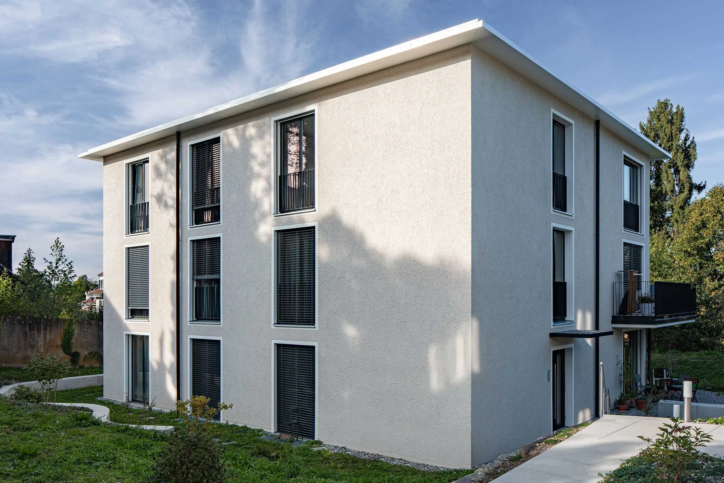 Eckansicht Mehrfamilienhaus mit heller Putzfassade