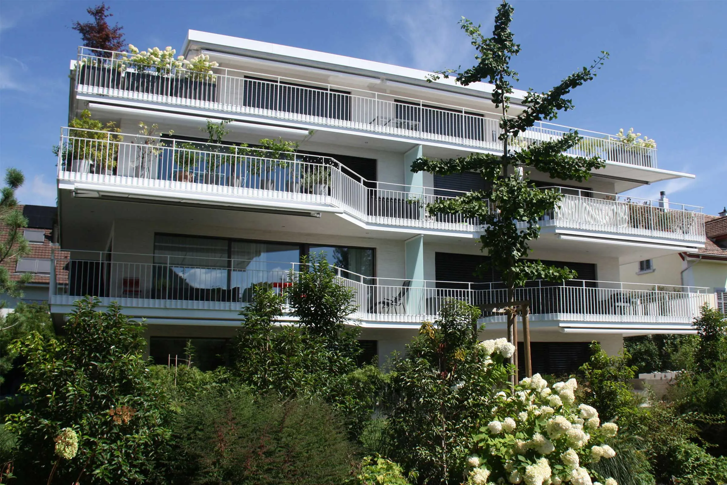 Mehrfamilienhaus, Ansicht Fassade mit vielen Balkonen 