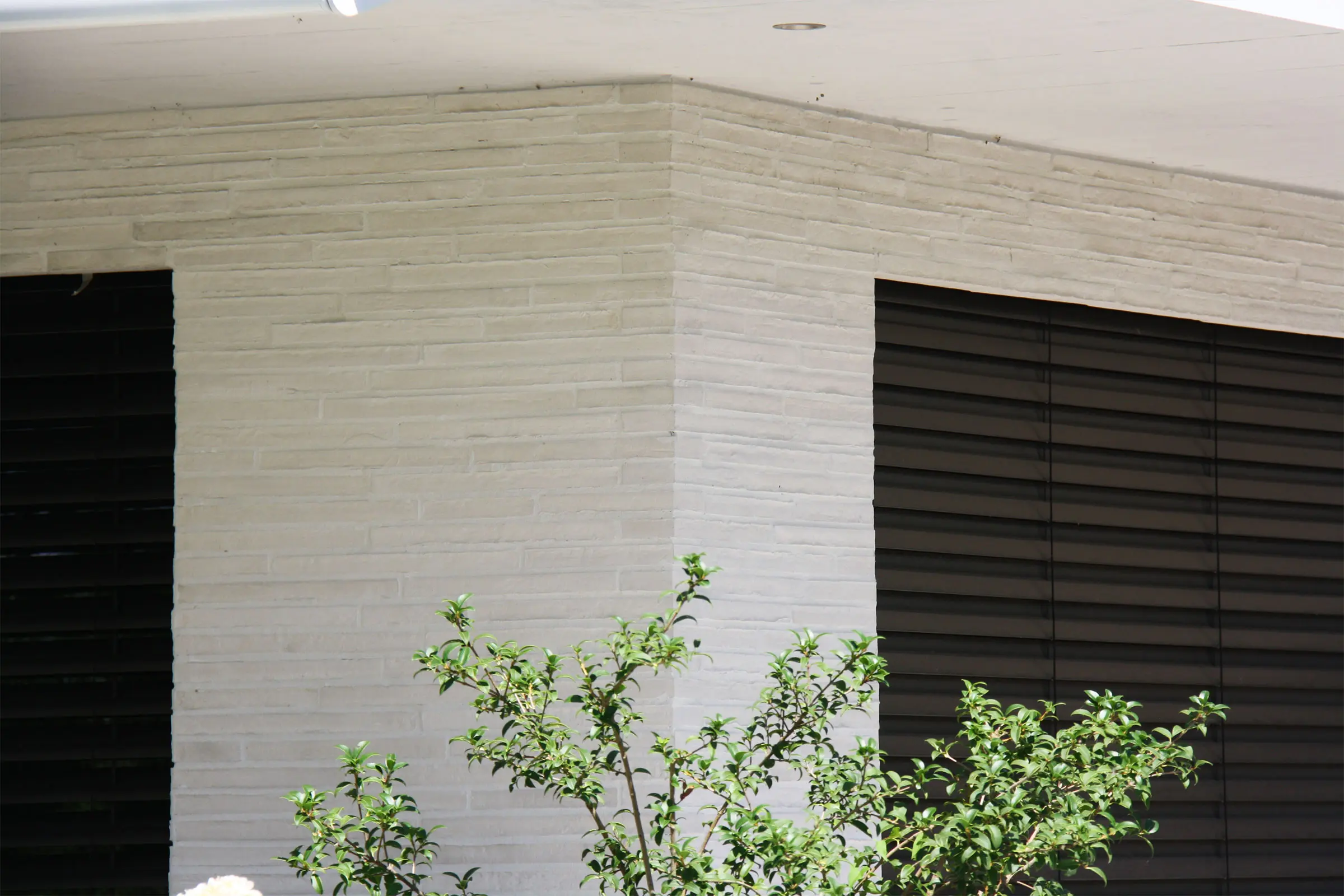 Fassade Mehrfamilienhaus mit Sockel aus Klinker in beige 