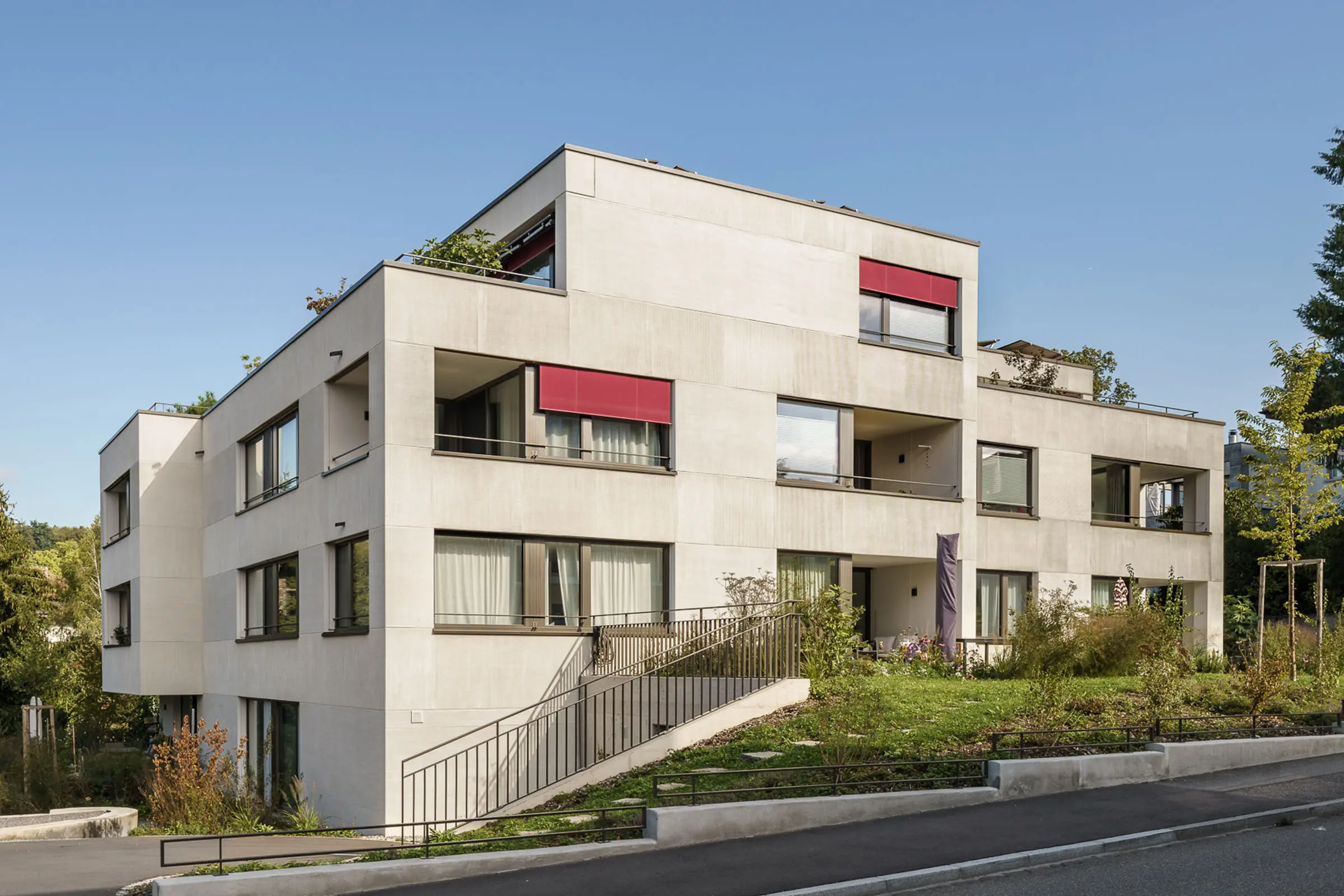 Seitenansicht MFH mit cremefarbenem Fassadeputz