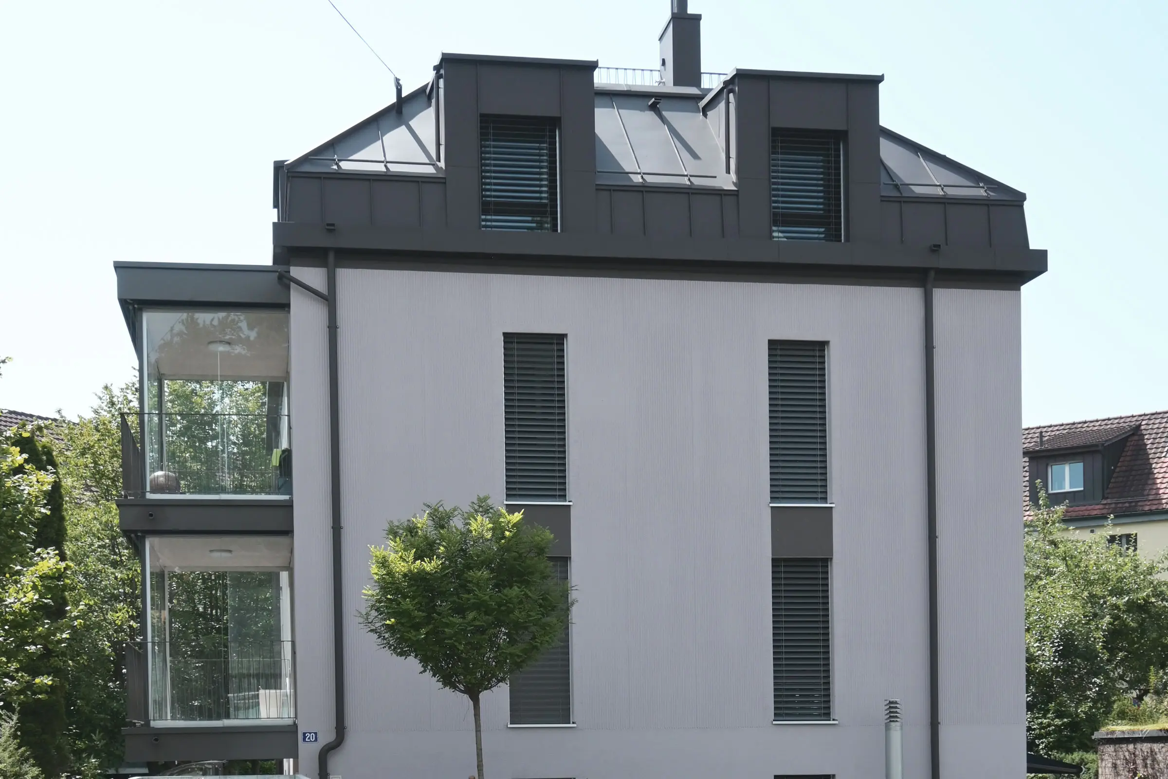 Frontalansicht von Mehrfamilienhaus mit Fassadenbeschichtung von Sto