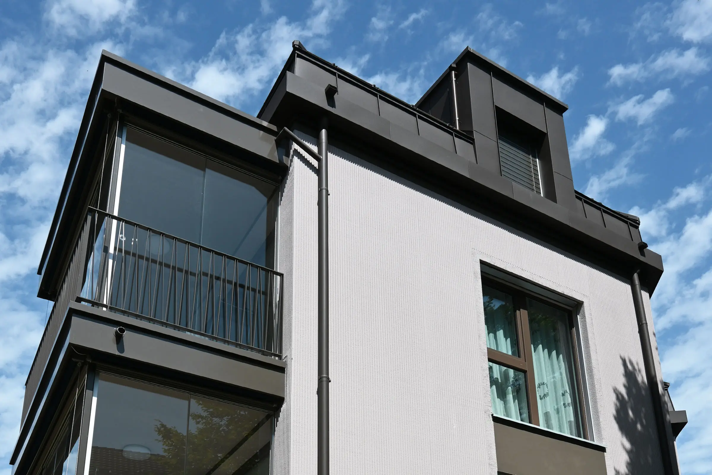 Eckansicht von MFH von unten mit Sicht auf Balkone