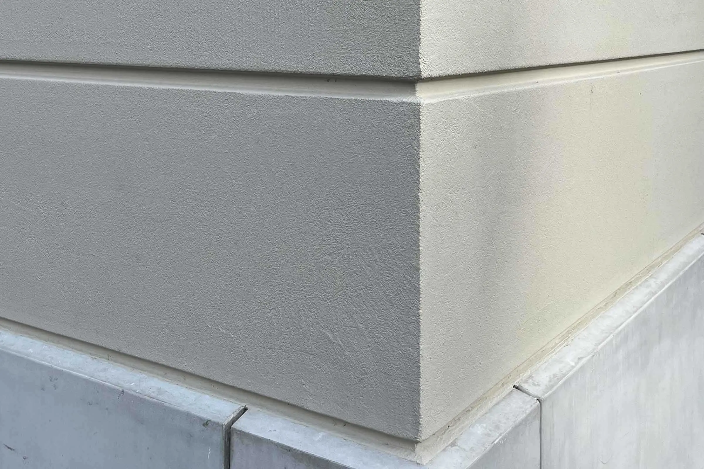 Eckansicht und Nahaufnahme von einem StoDeco Fassadenelement in beige