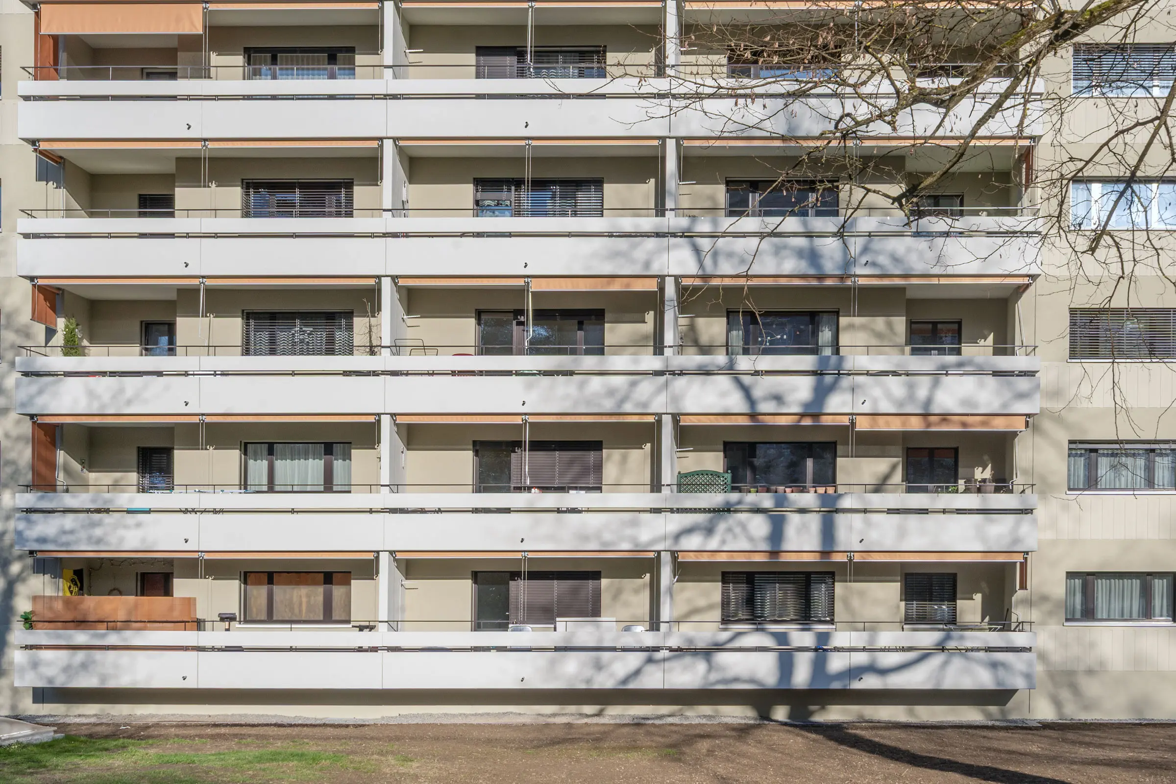 Saniertes Mehrfamilienhaus mit WDVS und heller Fassadenbeschichtung StoMiral