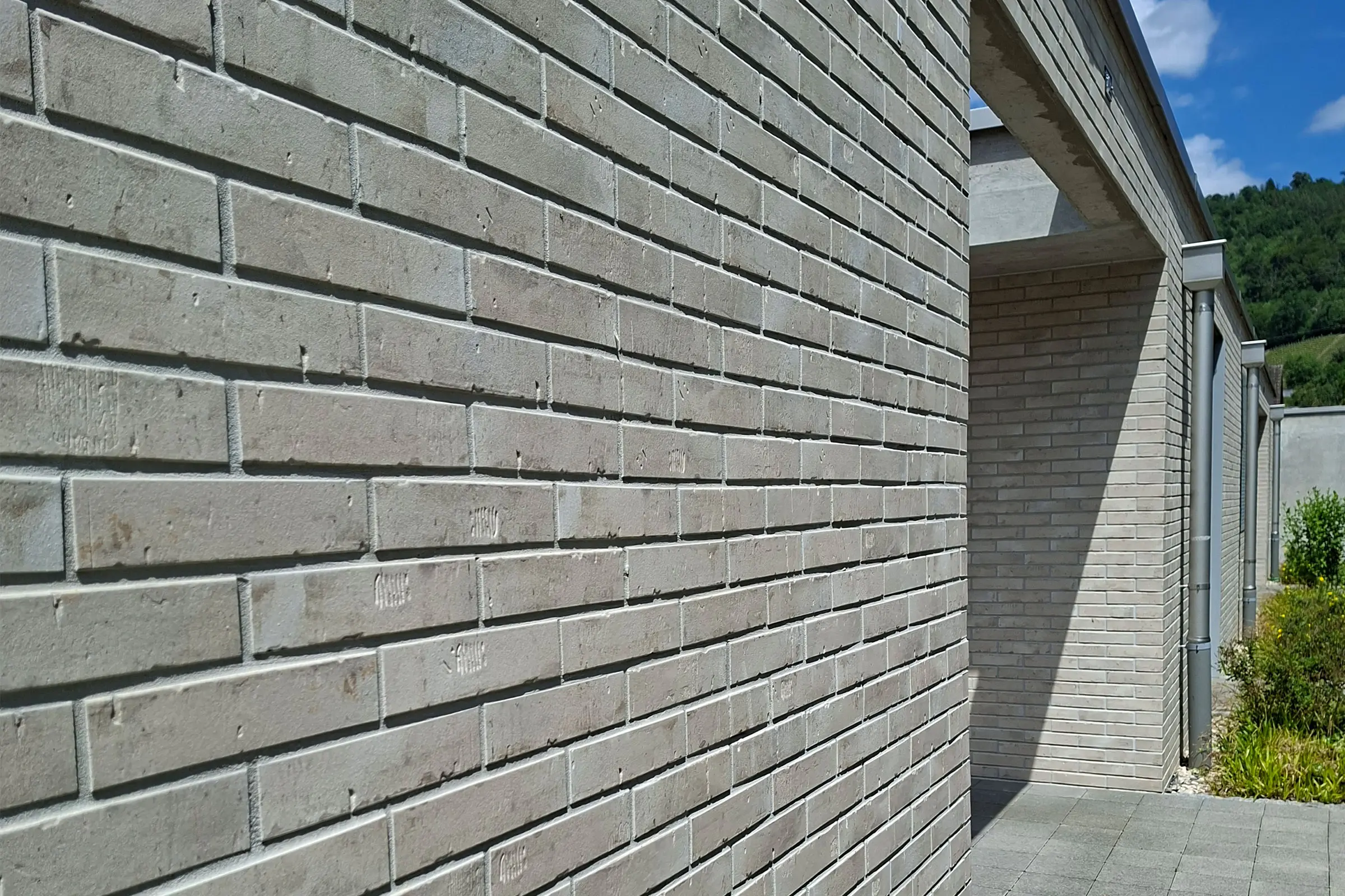 Nahaufnahme Klinkerfassade eines Mehrfamilienhauses in beige